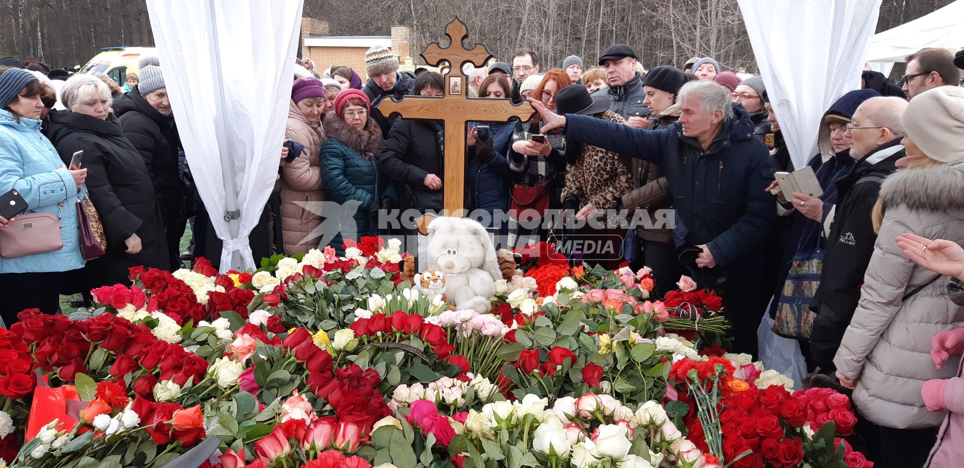 Москва.  Могила певицы Юлии Началовой на Троекуровском кладбище.