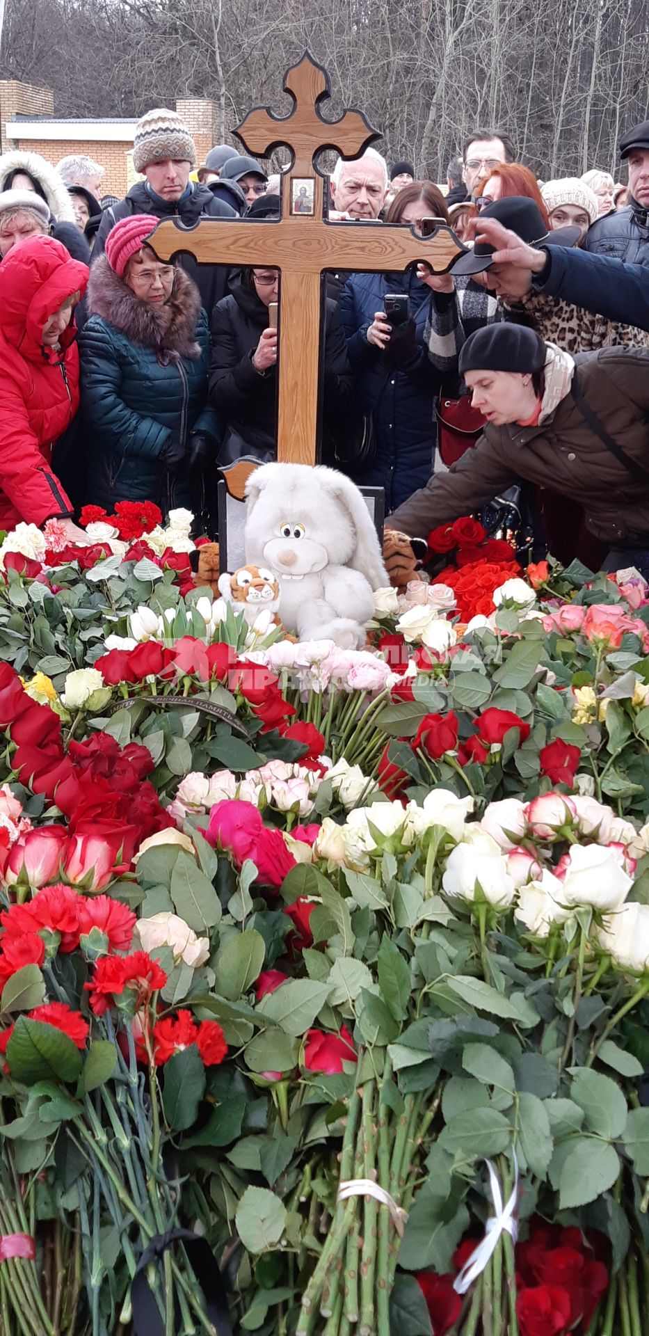 Москва.  Могила певицы Юлии Началовой на Троекуровском кладбище.