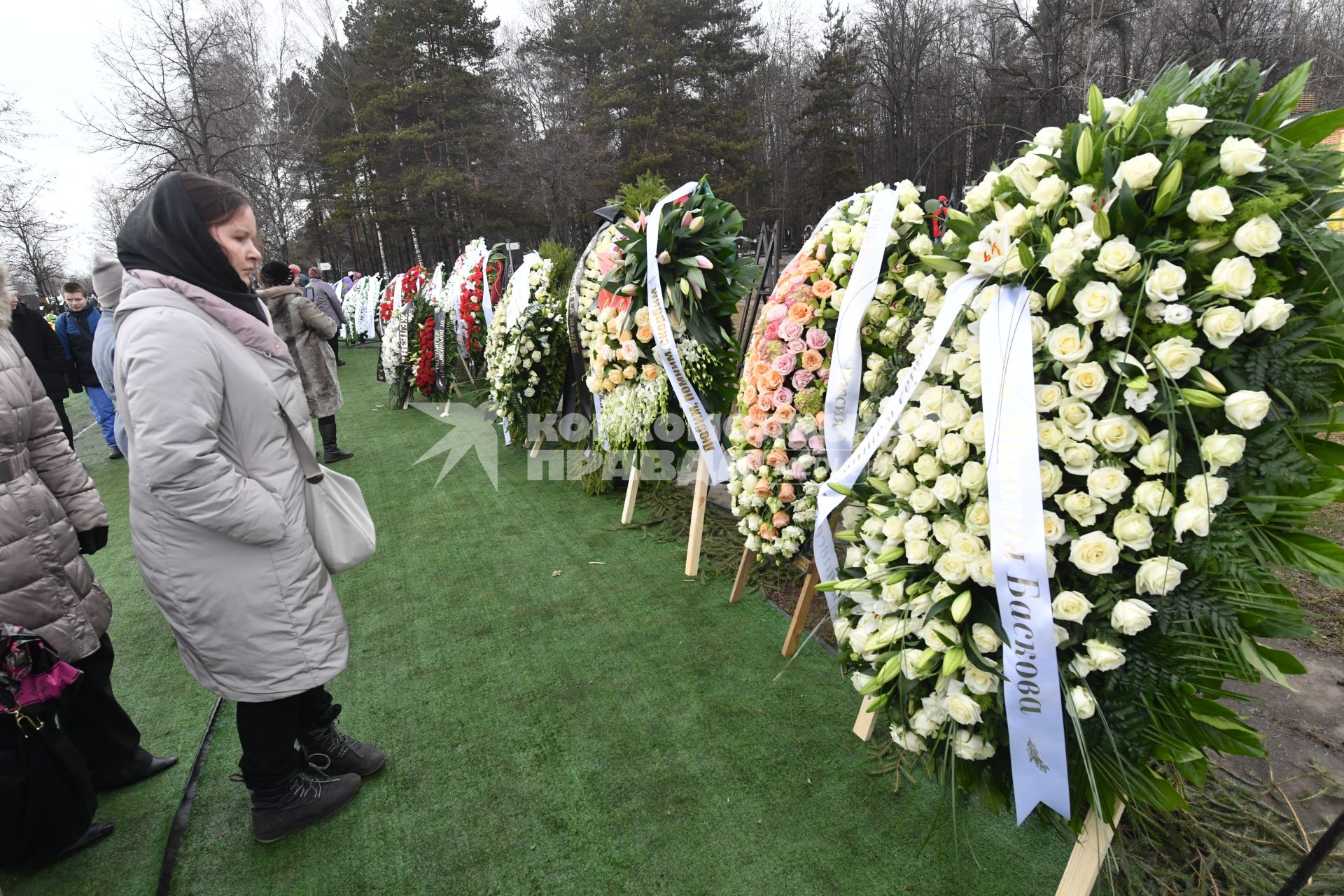 Москва.   Во время церемонии прощания с певицей Юлией Началовой на Троекуровском кладбище.