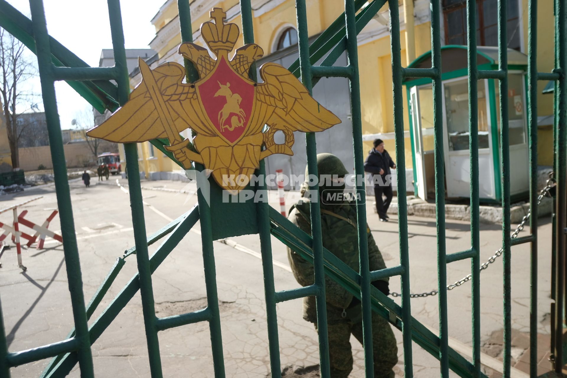 Санкт-Петербург. Военнослужащие у здания Военно-космической академии имени А.Ф. Можайского после взрыва, в результате которого несколько человек получили ранения.