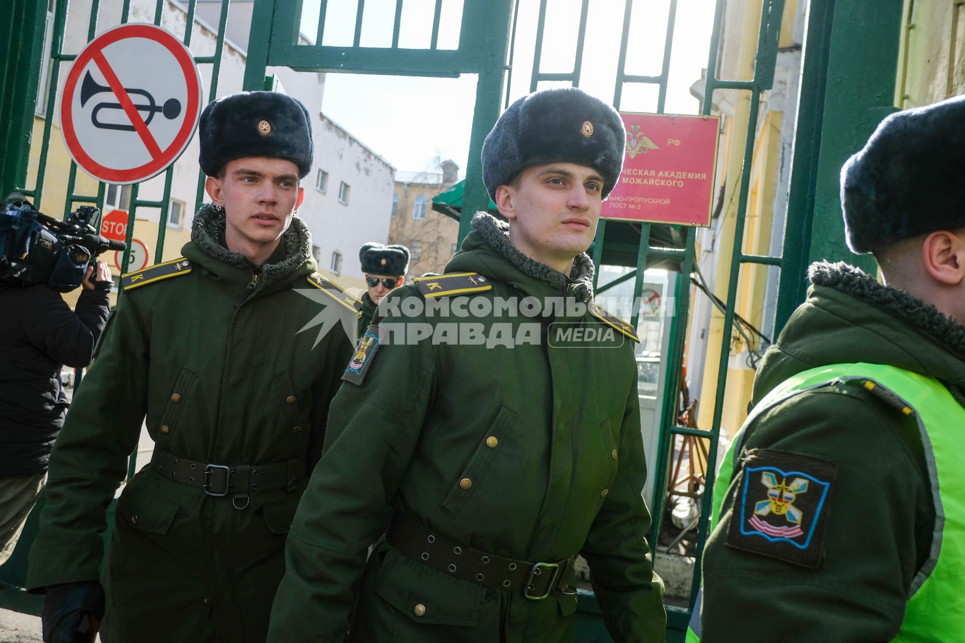 Санкт-Петербург. Военнослужащие у здания Военно-космической академии имени А.Ф. Можайского после взрыва, в результате которого несколько человек получили ранения.