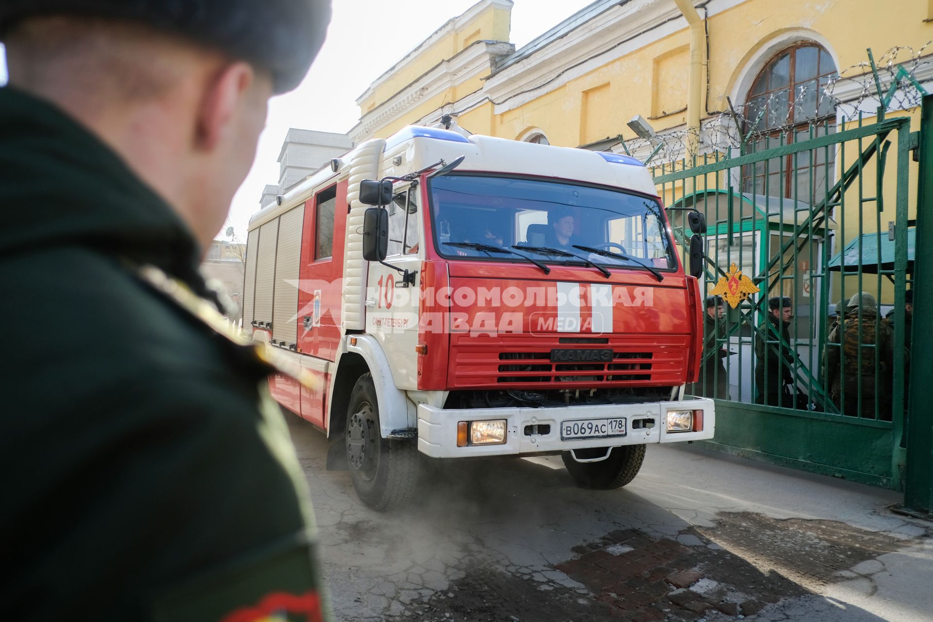 Санкт-Петербург.  Автомобиль пожарной службы   у здания Военно-космической академии имени А.Ф. Можайского после взрыва, в результате которого несколько человек получили ранения.