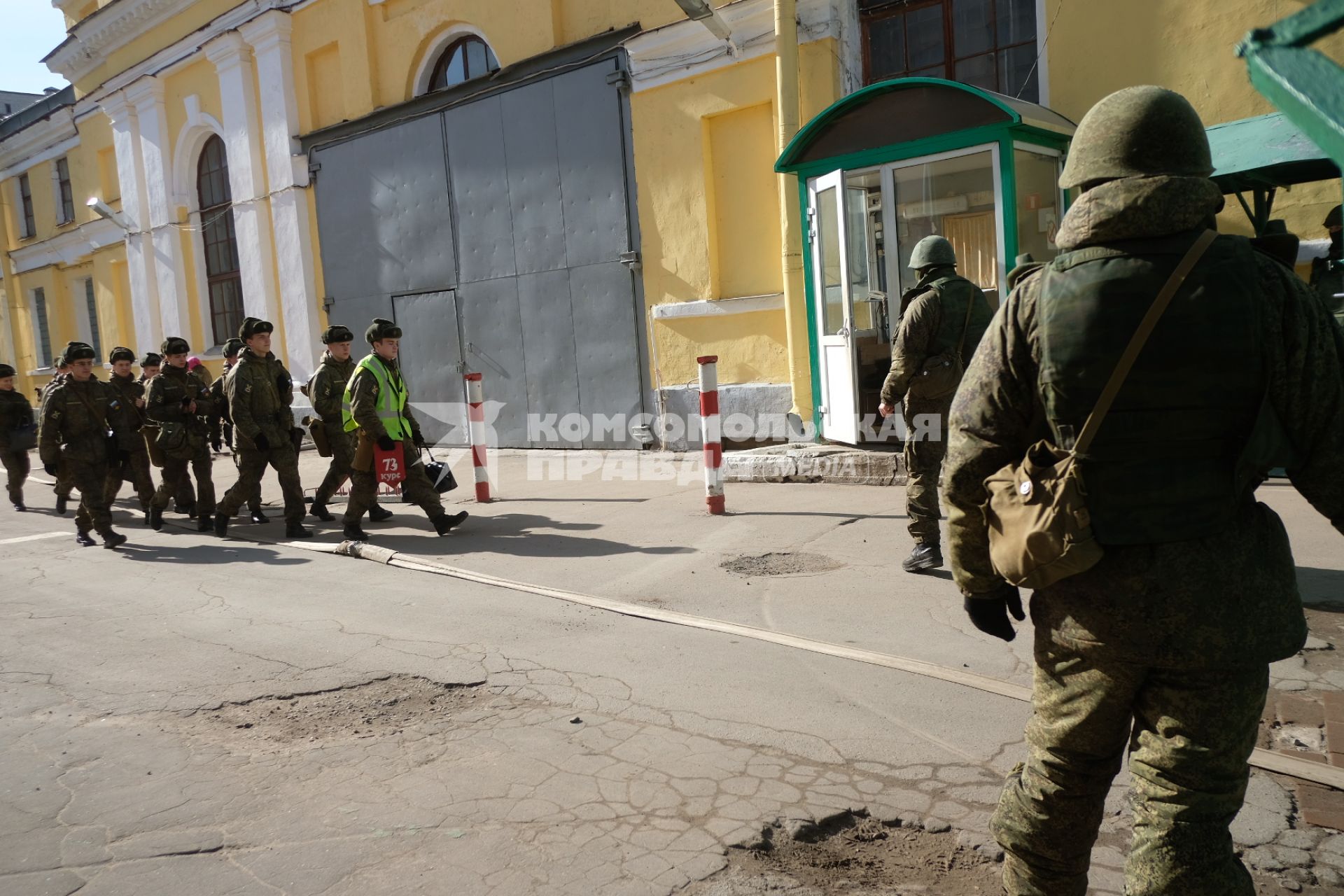 Санкт-Петербург. Военнослужащие у здания Военно-космической академии имени А.Ф. Можайского после взрыва, в результате которого несколько человек получили ранения.