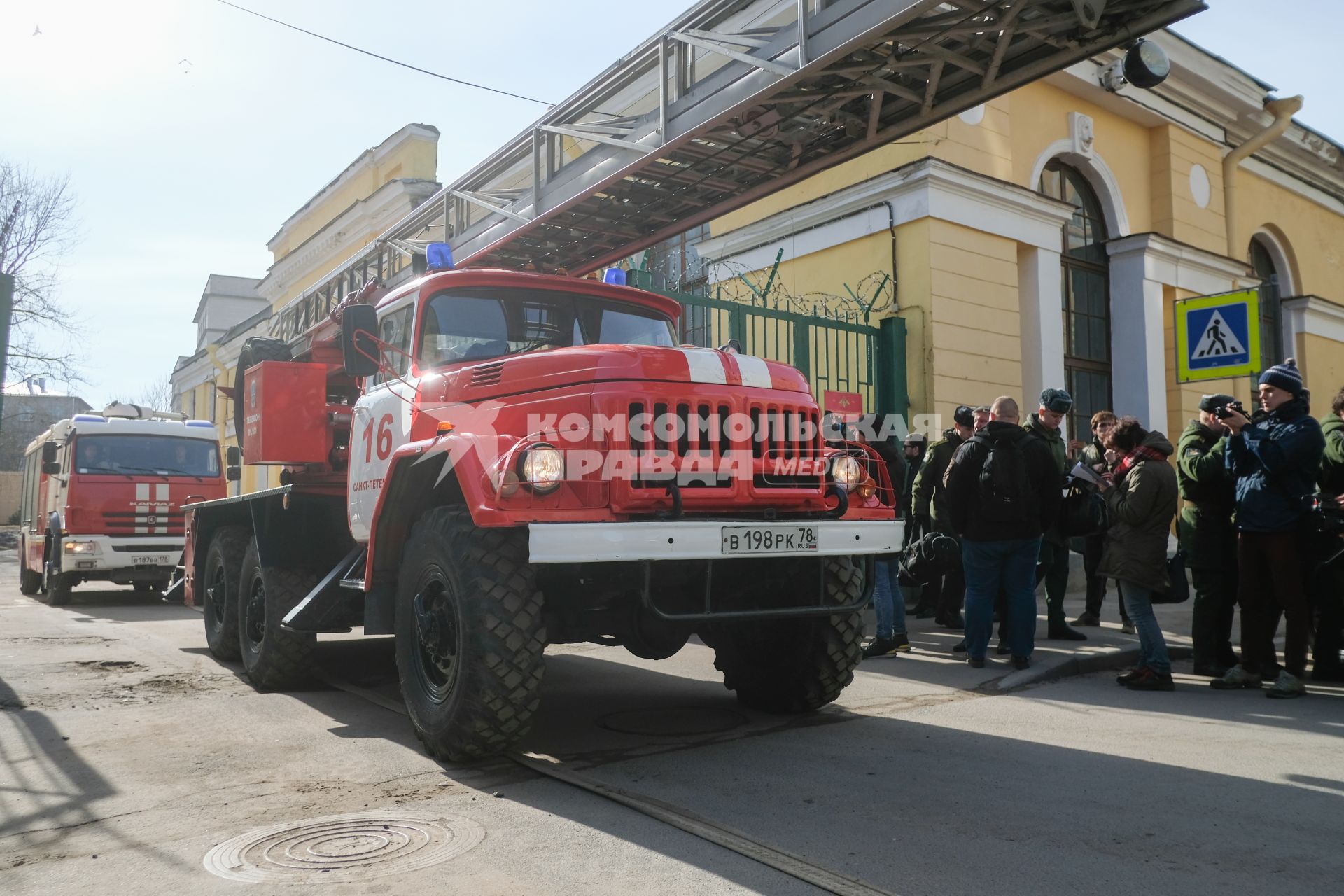 Санкт-Петербург.  Автомобиль пожарной службы   у здания Военно-космической академии имени А.Ф. Можайского после взрыва, в результате которого несколько человек получили ранения.