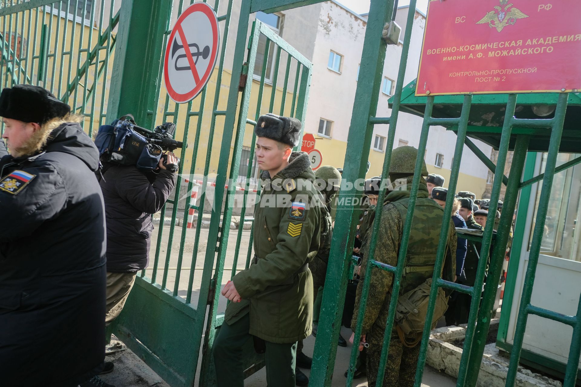 Санкт-Петербург. Военнослужащие у здания Военно-космической академии имени А.Ф. Можайского после взрыва, в результате которого несколько человек получили ранения.