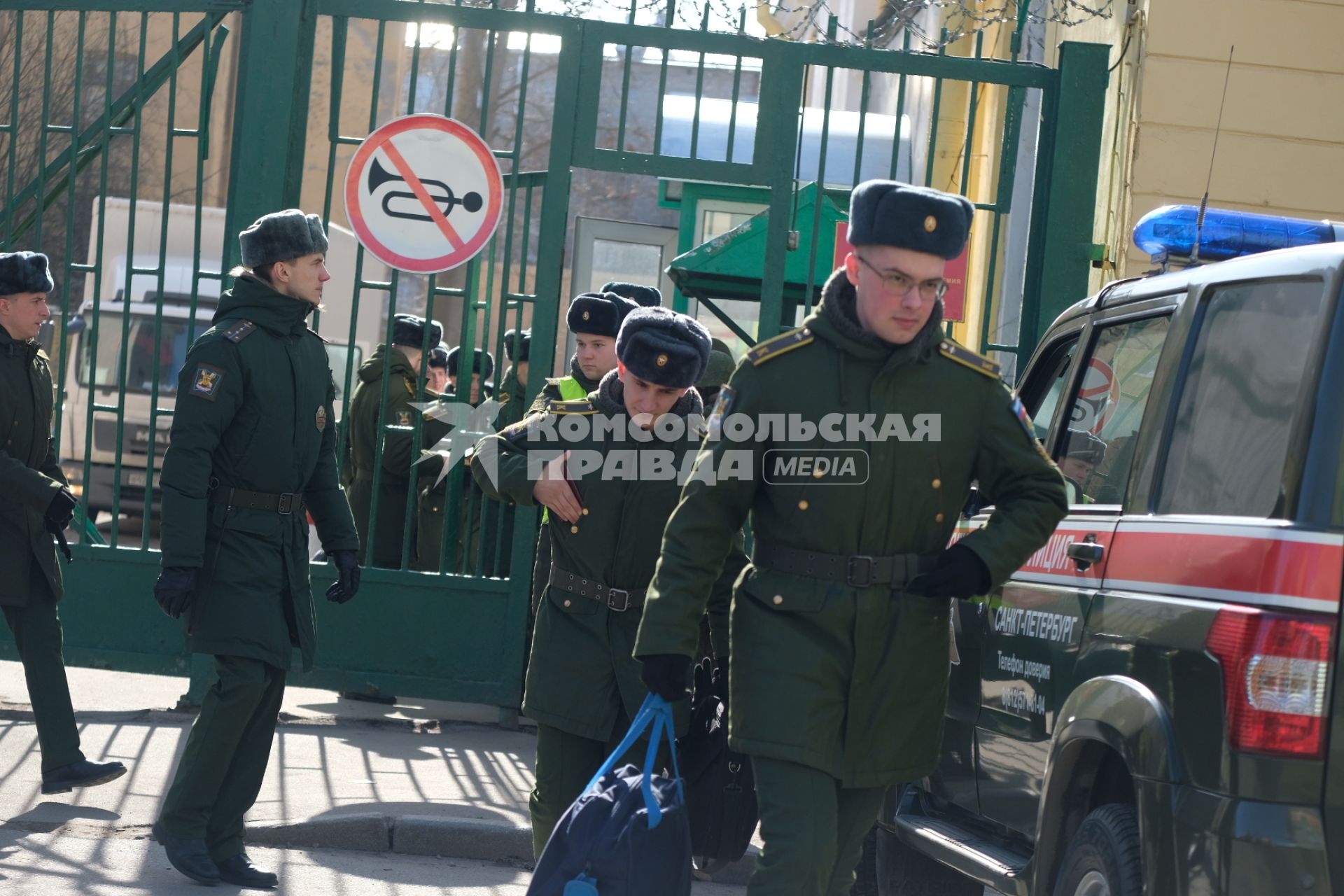 Санкт-Петербург. Военнослужащие у здания Военно-космической академии имени А.Ф. Можайского после взрыва, в результате которого несколько человек получили ранения.