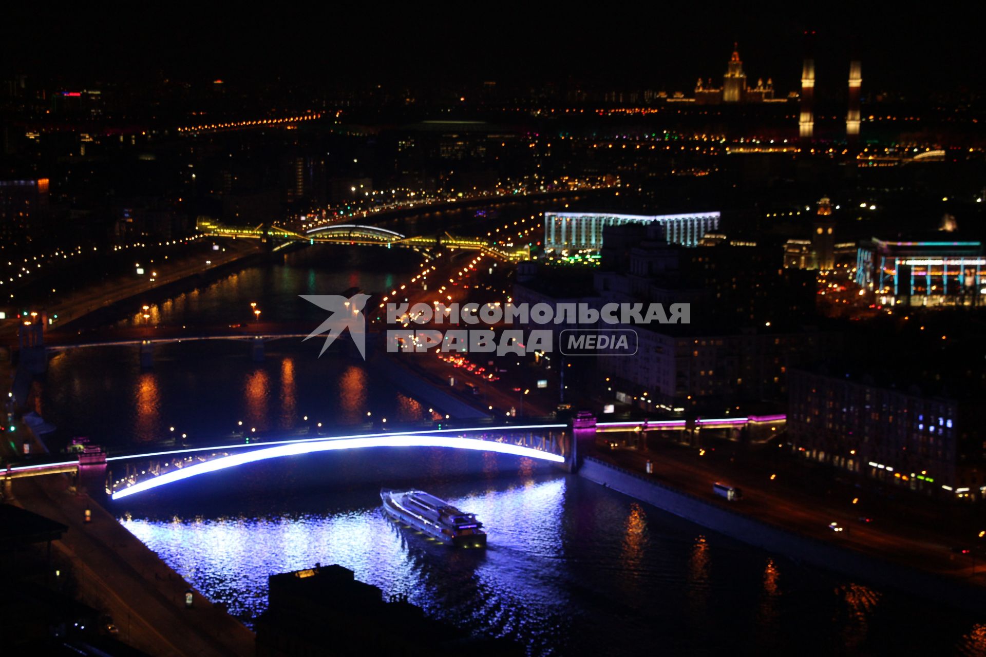 Москва. Вид на вечерний город и Москва реку  у Смоленского метромоста.