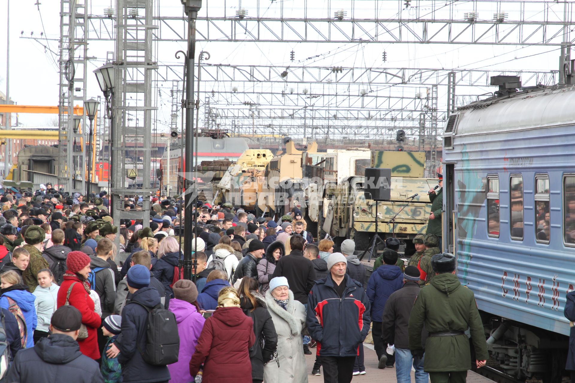 Иркутск. Встреча эшелона передвижной военно-патриотической акции`Сирийский перелом`с выставкой военных трофеев, захваченных у боевиков  в Сирии, на вокзале Иркутска.