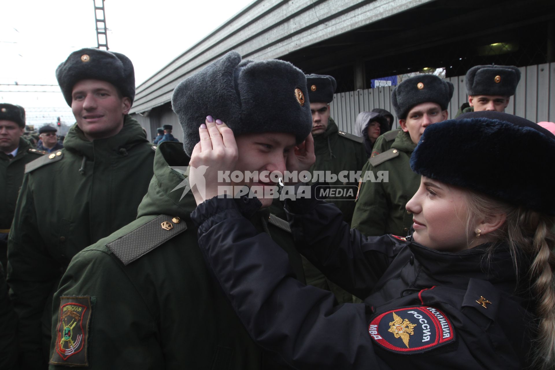 Иркутск. Военнослужащие у  эшелона передвижной военно-патриотической акции`Сирийский перелом`с выставкой военных трофеев, захваченных у боевиков  в Сирии, на вокзале Иркутска.