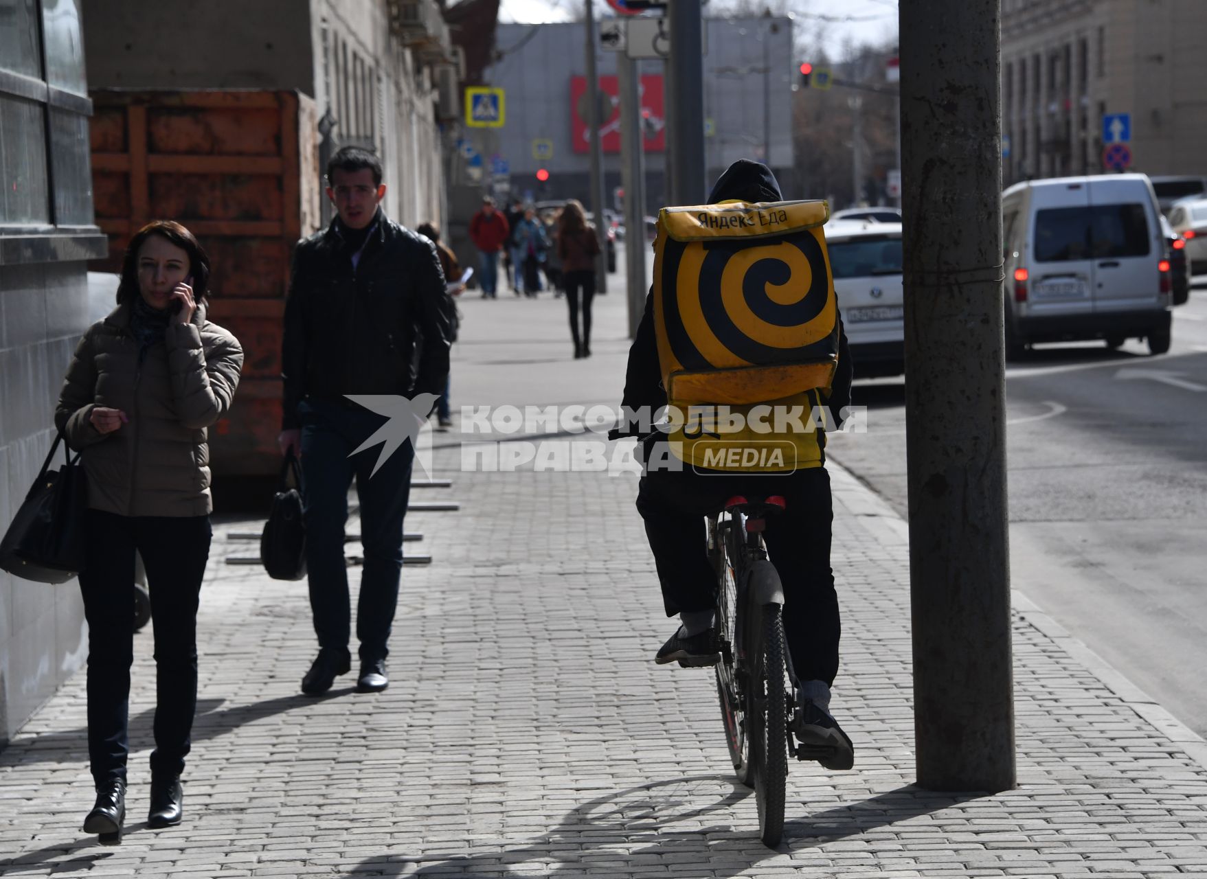 Москва. Сотрудник сервиса по доставке еды `Яндекс.Еда` на одной из улиц города.