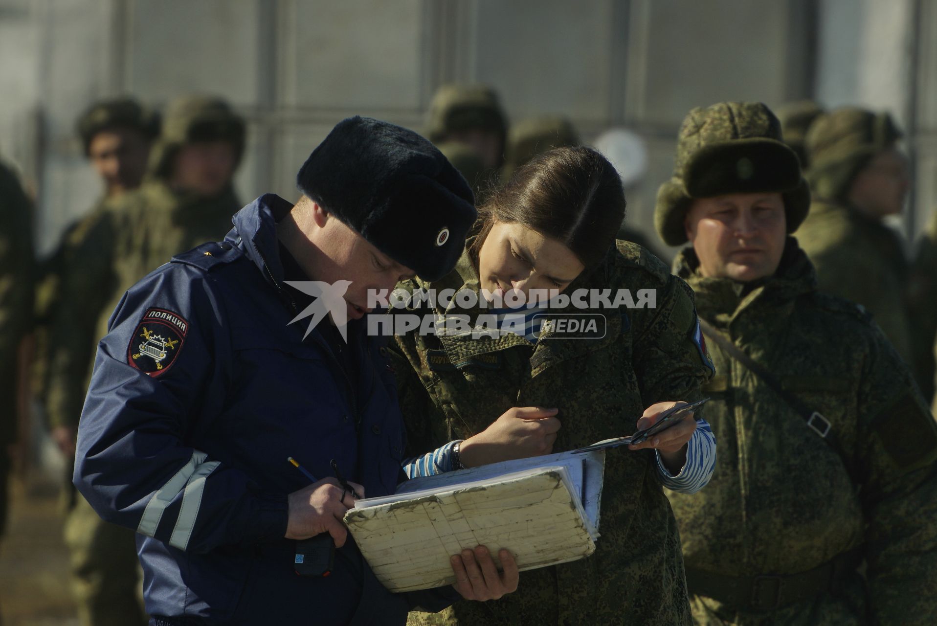 Свердловская область. Еланский окружной учебный центр. Военнослужащая-женщина  на автодроме перед началом выполнения практической части экзамена на право управления автомобилями категории \'C\'. Это первая группа из четырех  военнослужащих-женщин из воинских частей ЦВО (центральный военный округ) получивших водительские права категории \'С\' для управления грузовиками