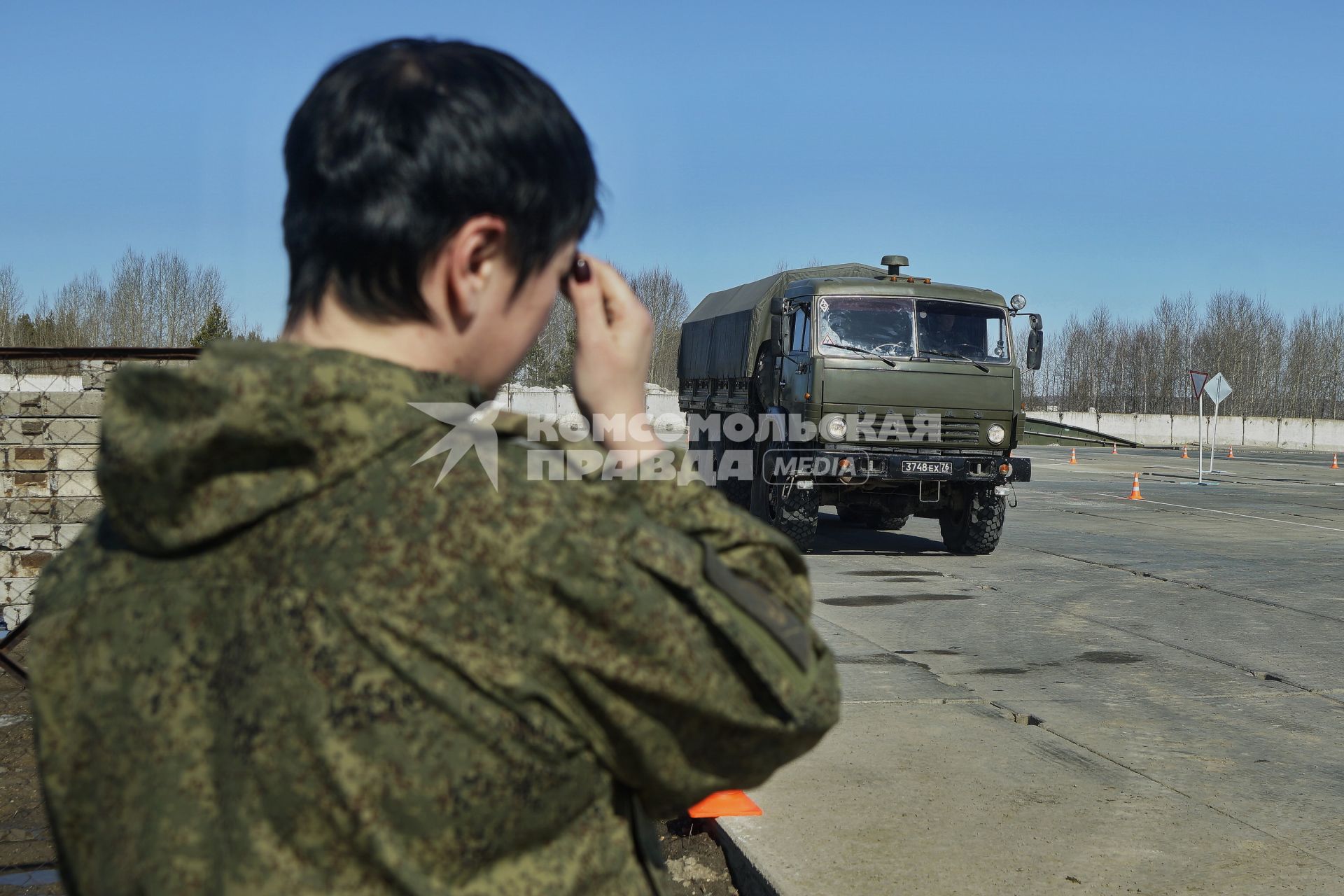 Свердловская область. Еланский окружной учебный центр. Военнослужащая-женщина  на автодроме перед началом выполнения практической части экзамена на право управления автомобилями категории \'C\'. Это первая группа из четырех  военнослужащих-женщин из воинских частей ЦВО (центральный военный округ) получивших водительские права категории \'С\' для управления грузовиками