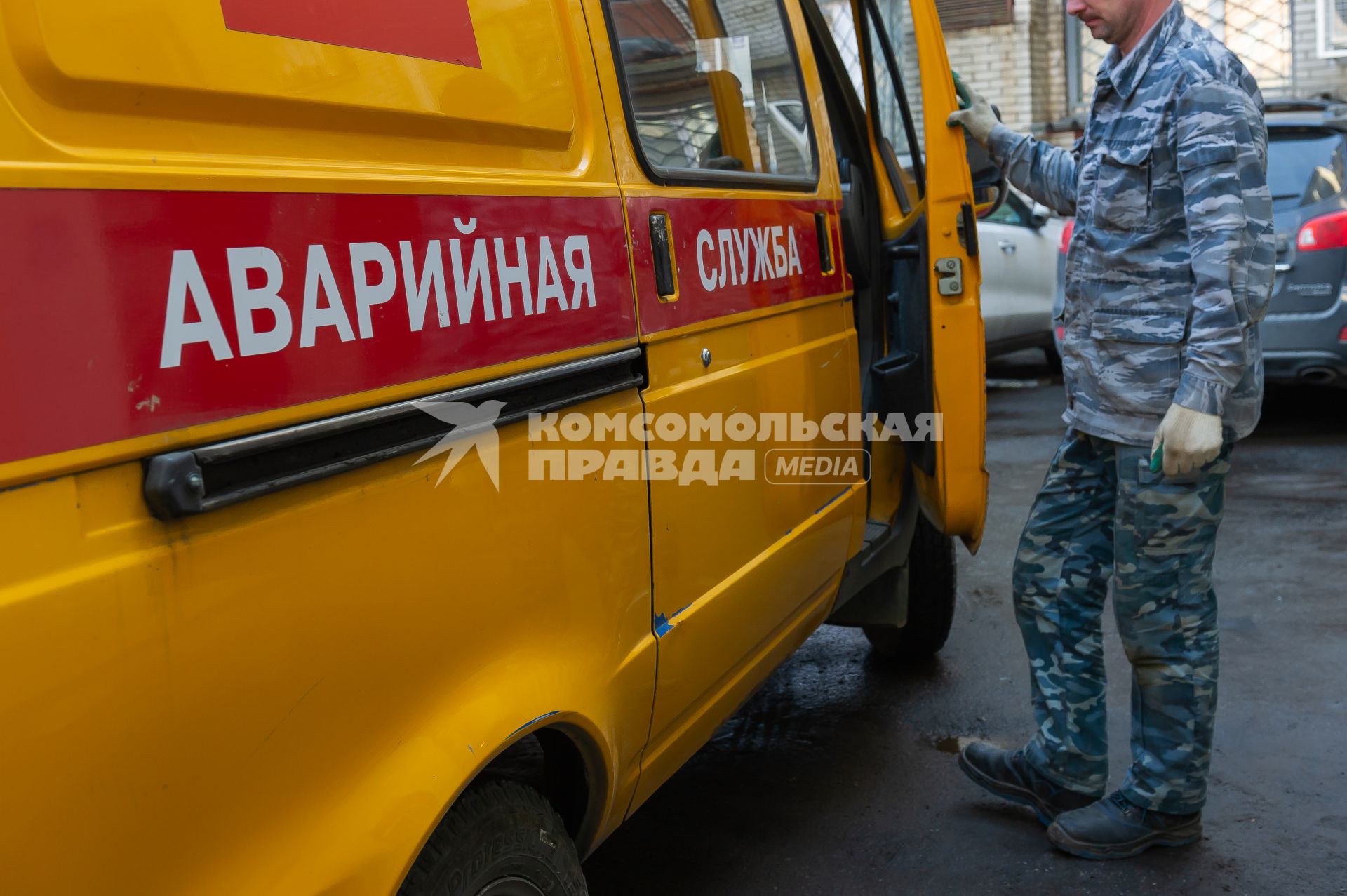 Санкт-Петербург. Машина аварийной службы ЖКХ во дворе дома.