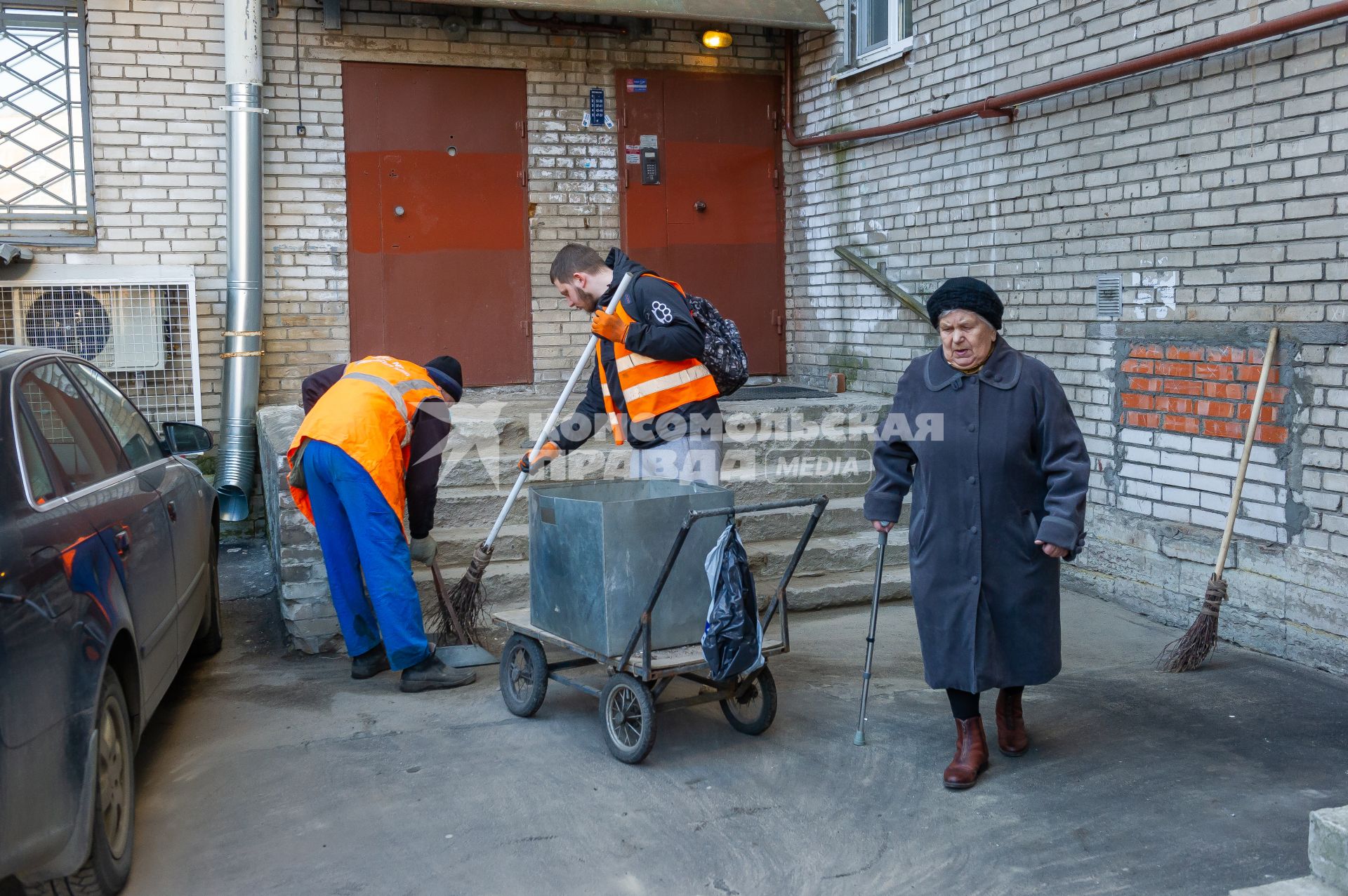 Санкт-Петербург. Сотрудники ЖКХ убирают внутридомовую территорию.