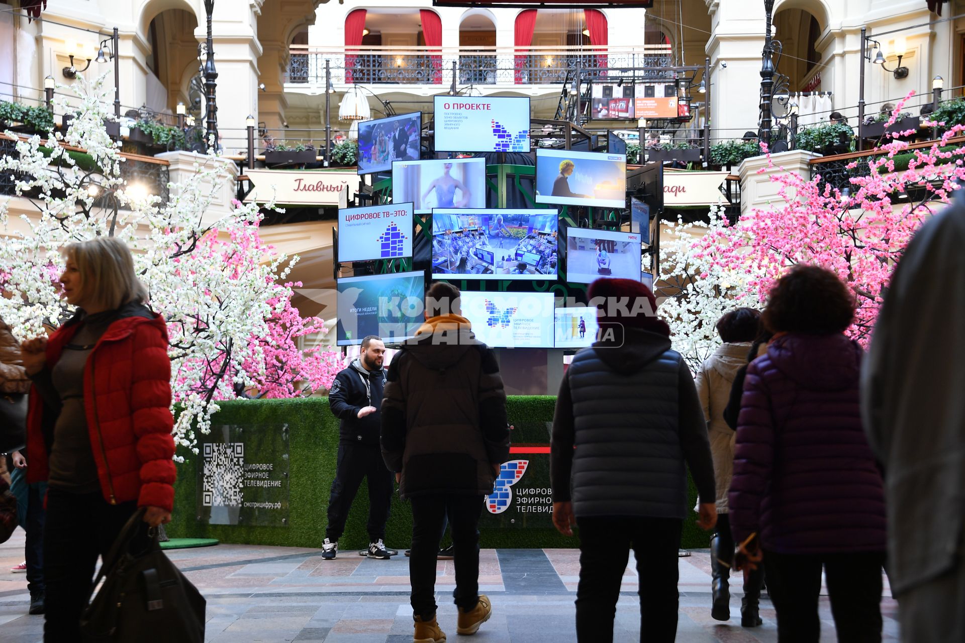 Москва.  Арт-объект `Цифровое теледерево` в ГУМе, который символизирует переход Российского телевидения с аналогового на цифровое телевещание.