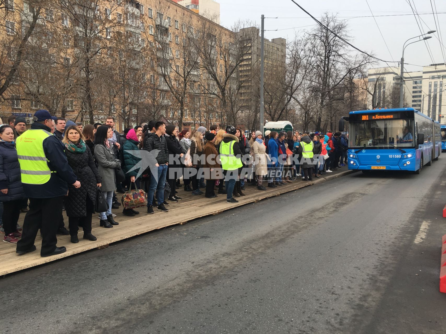 Москва.  Организация посадки пассажиров сотрудниками городского транспорта на бесплатные компенсационные автобусы возле станции метро, организованные в связи с закрытием части Таганско-Краснопресненской линии Московского метрополитена.