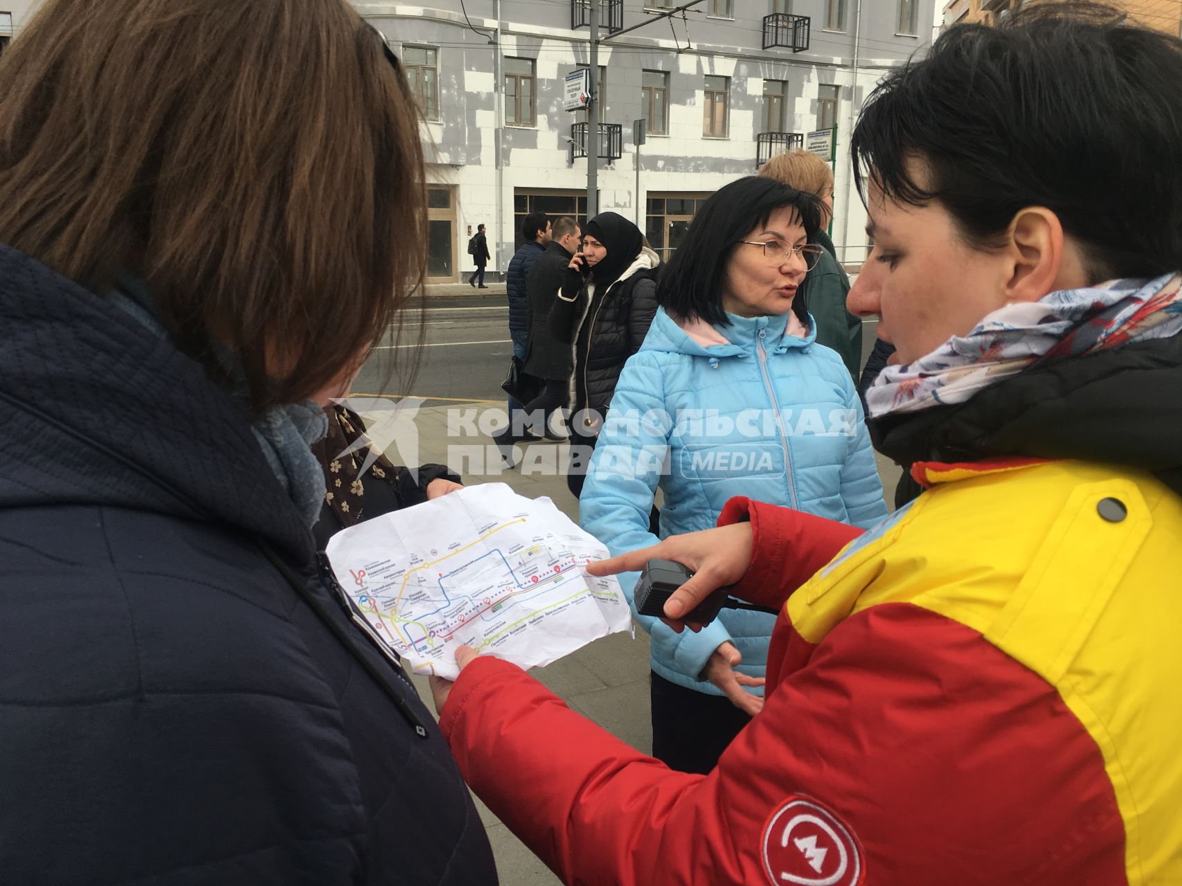 Москва.  Организация посадки пассажиров сотрудниками городского транспорта на бесплатные компенсационные автобусы возле станции метро, организованные в связи с закрытием части Таганско-Краснопресненской линии Московского метрополитена.