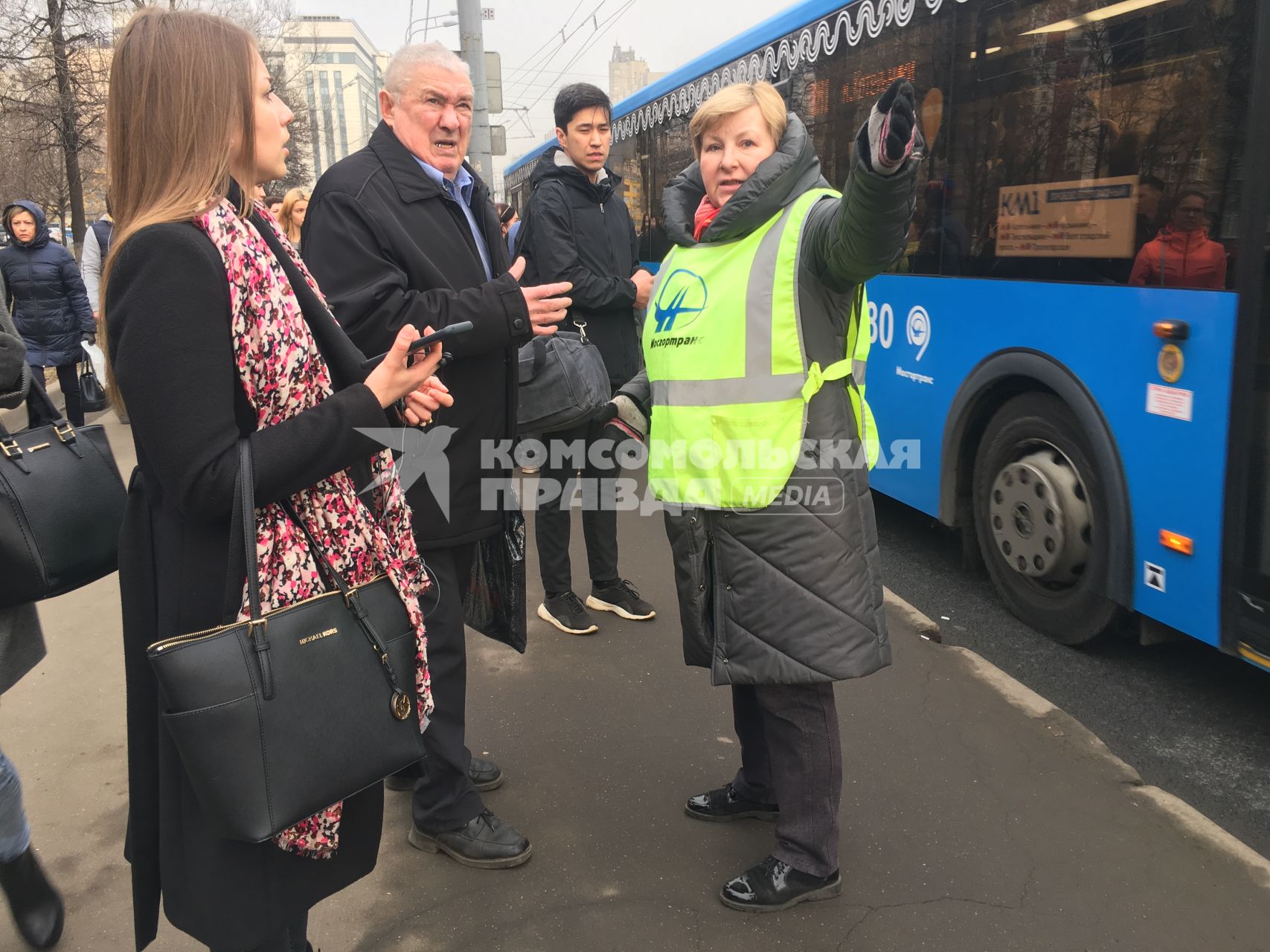 Москва.  Организация посадки пассажиров сотрудниками городского транспорта на бесплатные компенсационные автобусы возле станции метро, организованные в связи с закрытием части Таганско-Краснопресненской линии Московского метрополитена.