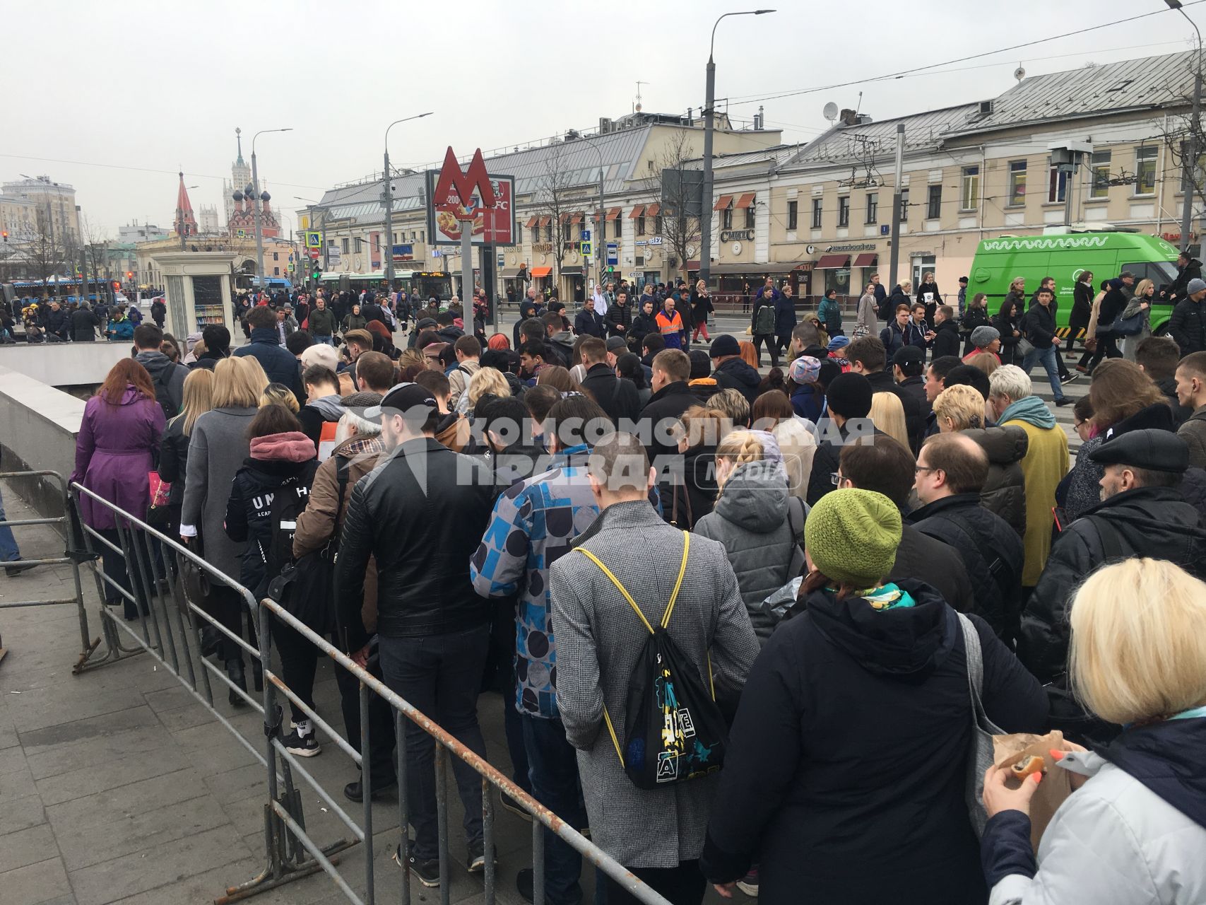 Москва. Пассажиры у станции метро Марксистская.