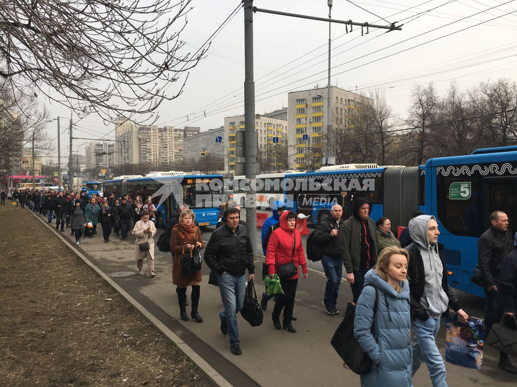 Москва. Бесплатные компенсационные автобусы возле станции метро, организованные в связи с закрытием части Таганско-Краснопресненской линии Московского метрополитена.