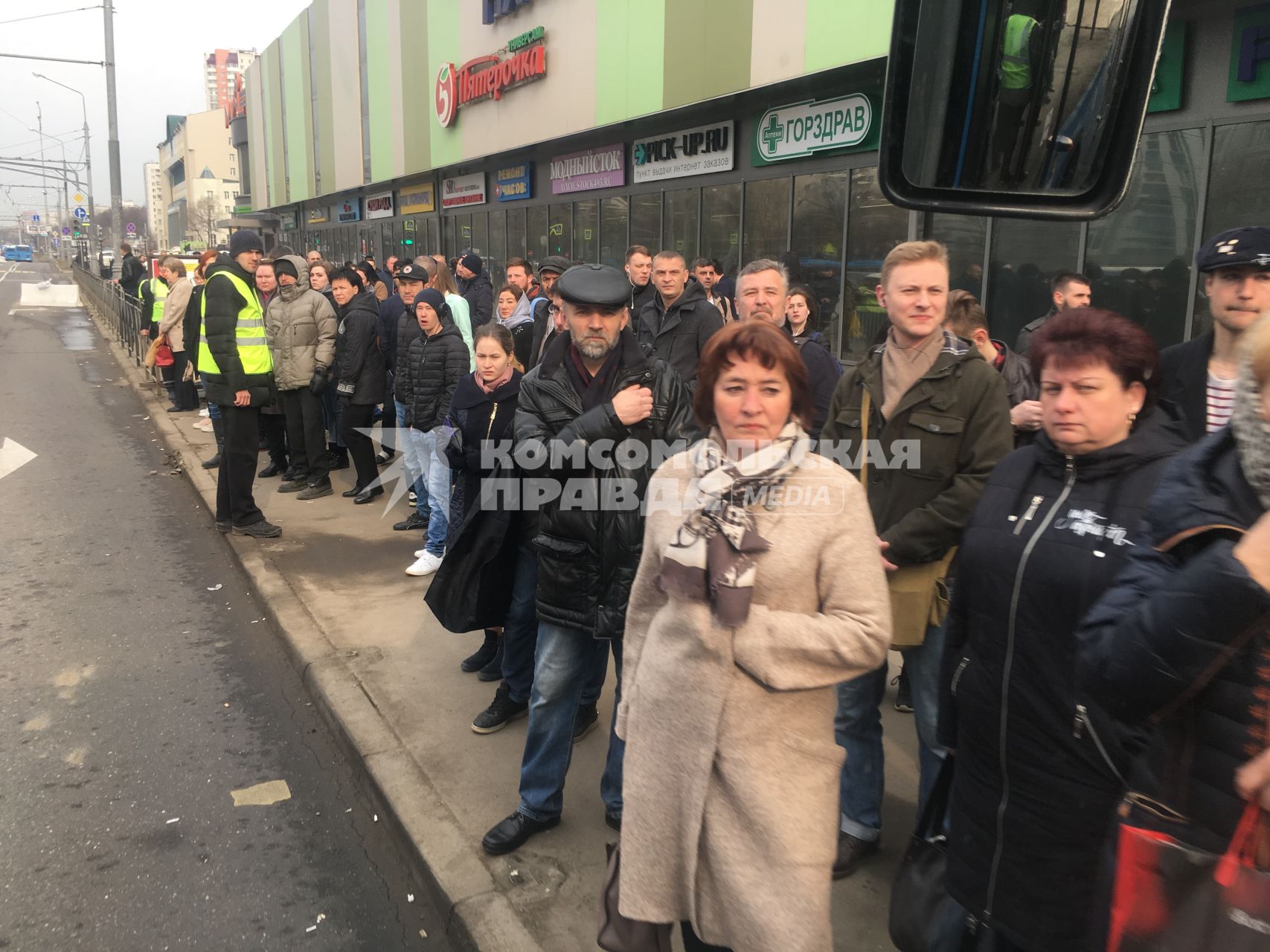 Москва.  Организация посадки пассажиров сотрудниками городского транспорта на бесплатные компенсационные автобусы возле станции метро, организованные в связи с закрытием части Таганско-Краснопресненской линии Московского метрополитена.