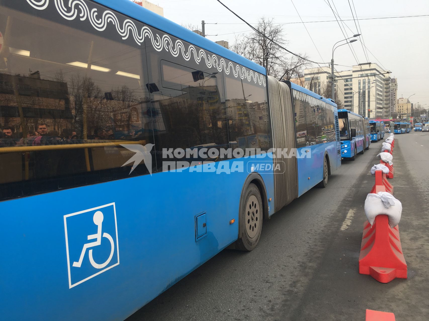 Москва. Бесплатные компенсационные автобусы возле станции метро, организованные в связи с закрытием части Таганско-Краснопресненской линии Московского метрополитена.