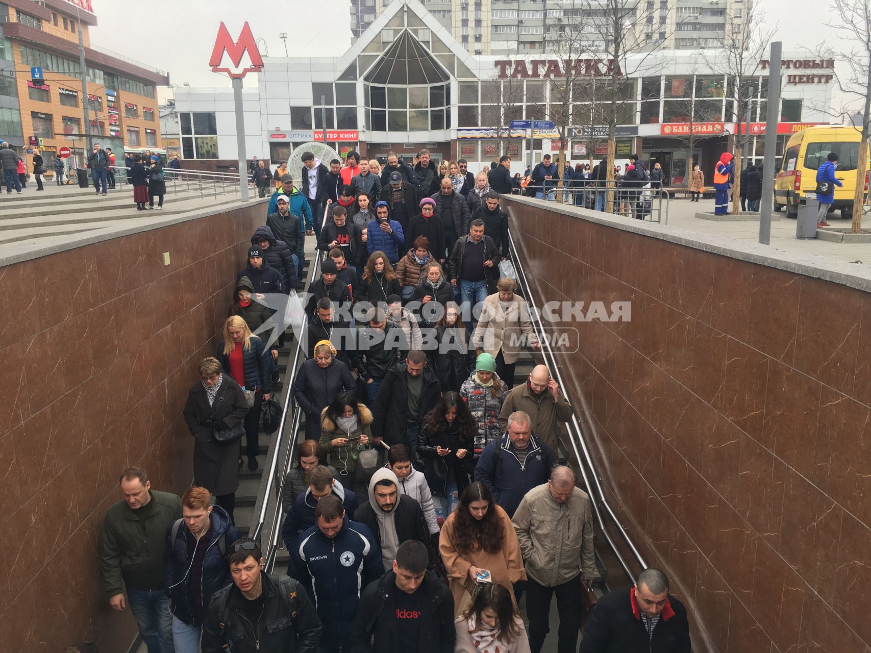 Москва. Пассажиры у станции метро Марксистская.