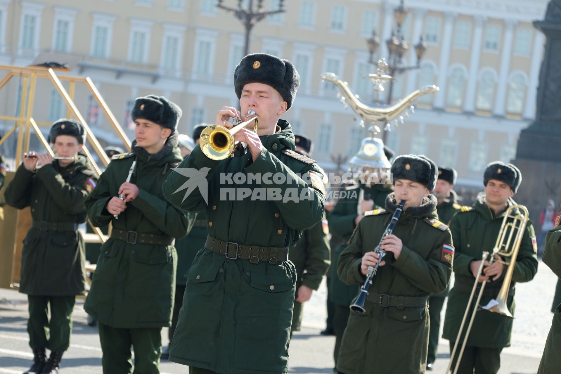 Санкт-Петербург. Военный оркестр провел первую репетицию ко Дню Победы на Дворцовой площади.