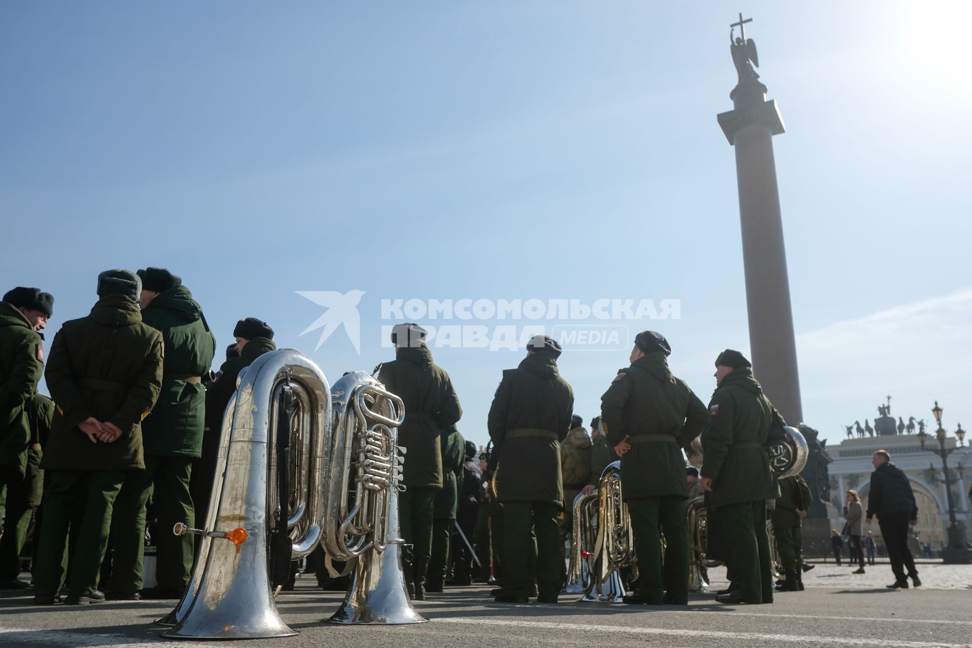 Санкт-Петербург. Военный оркестр провел первую репетицию ко Дню Победы на Дворцовой площади.