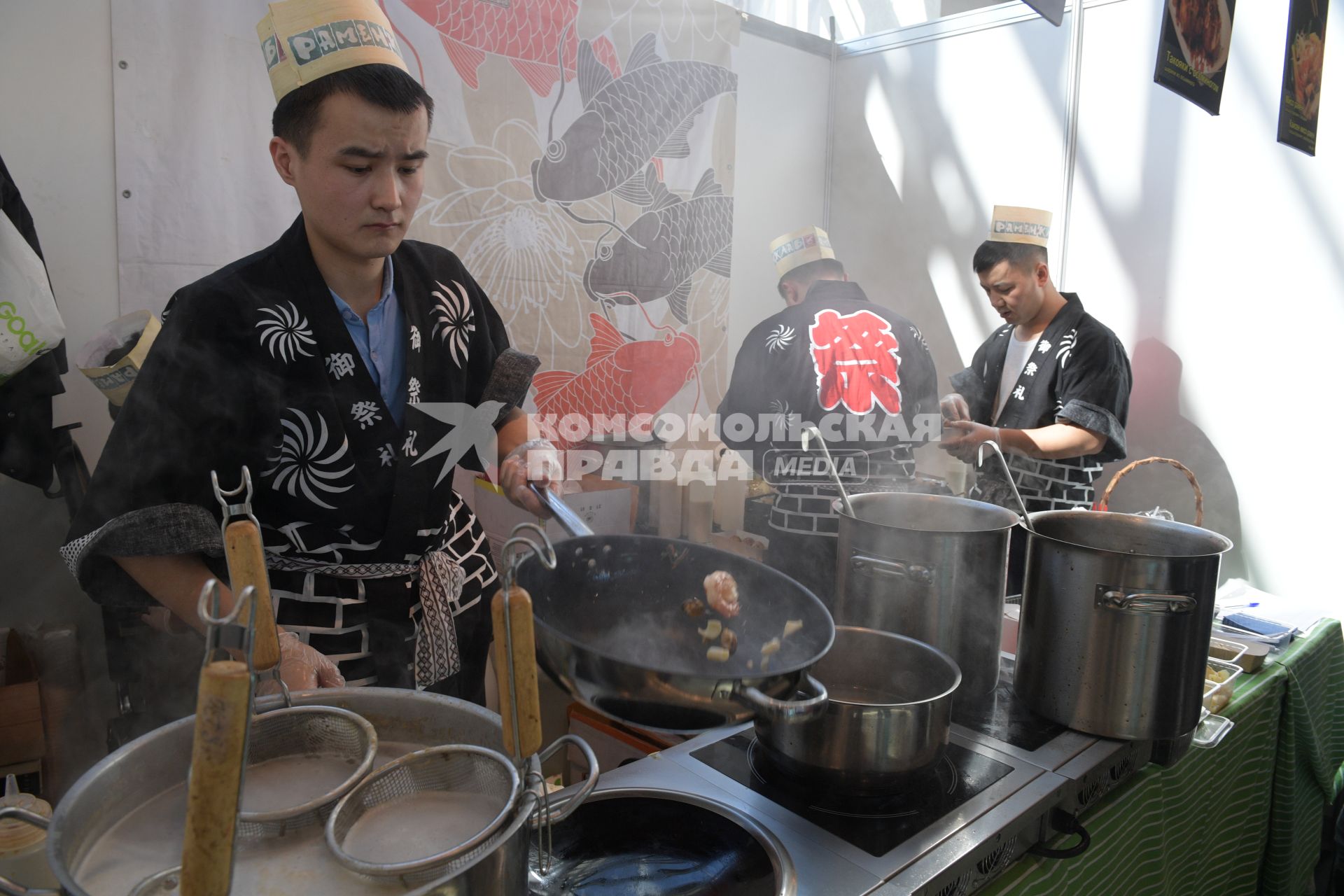 Москва. Повара ресторана японской кухни `Рамен-Клаб` во время фестиваля японской культуры  `Hinode Power Japan`на ВДНХ.