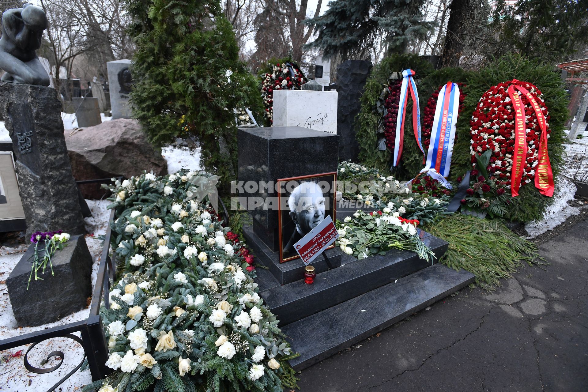 Москва.  Надгробие актера Владимира Этуша на Новодевичьем кладбище.