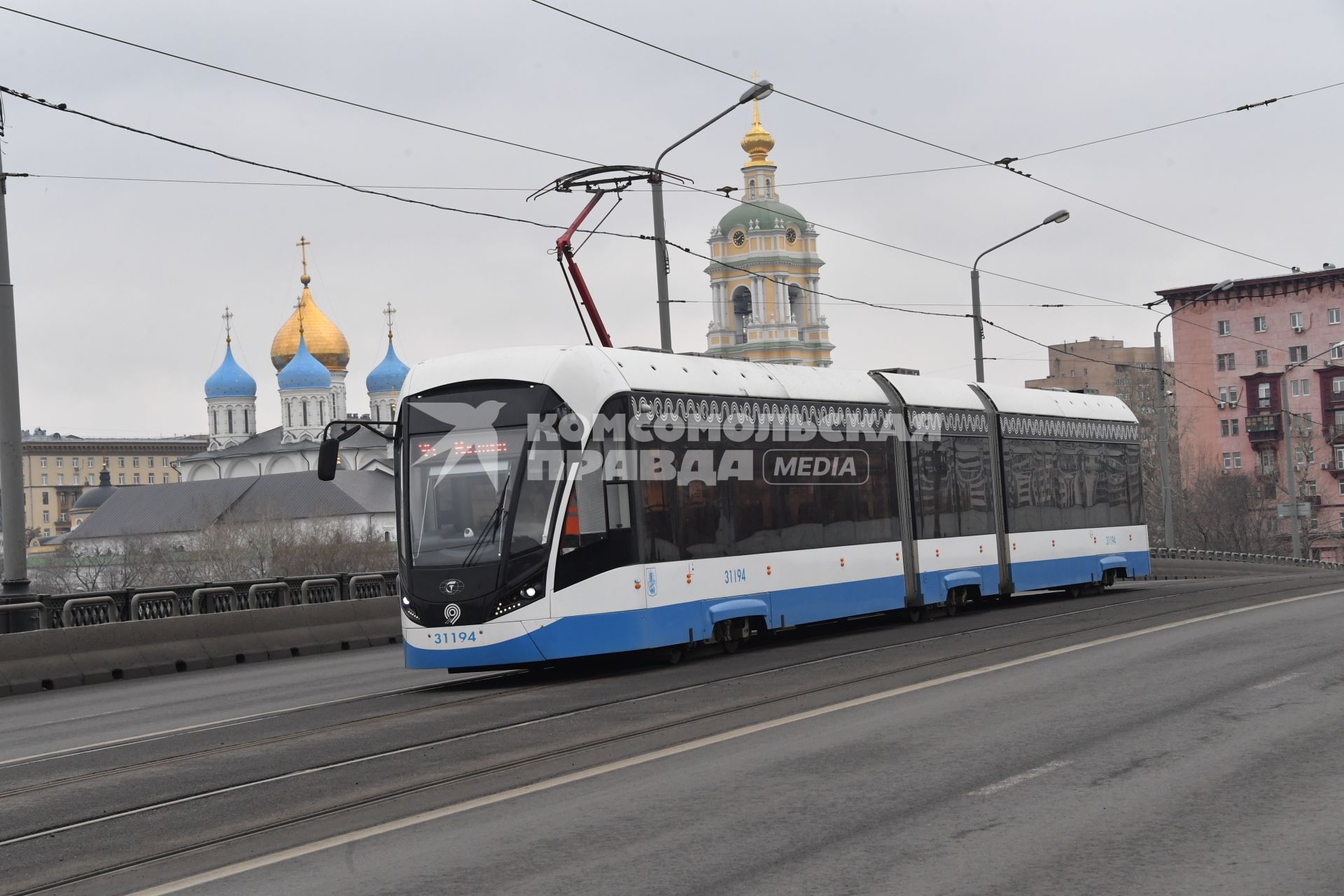 Москва. Трамвай на Новоспасском мосту после завершения капитального ремонта трамвайных путей.