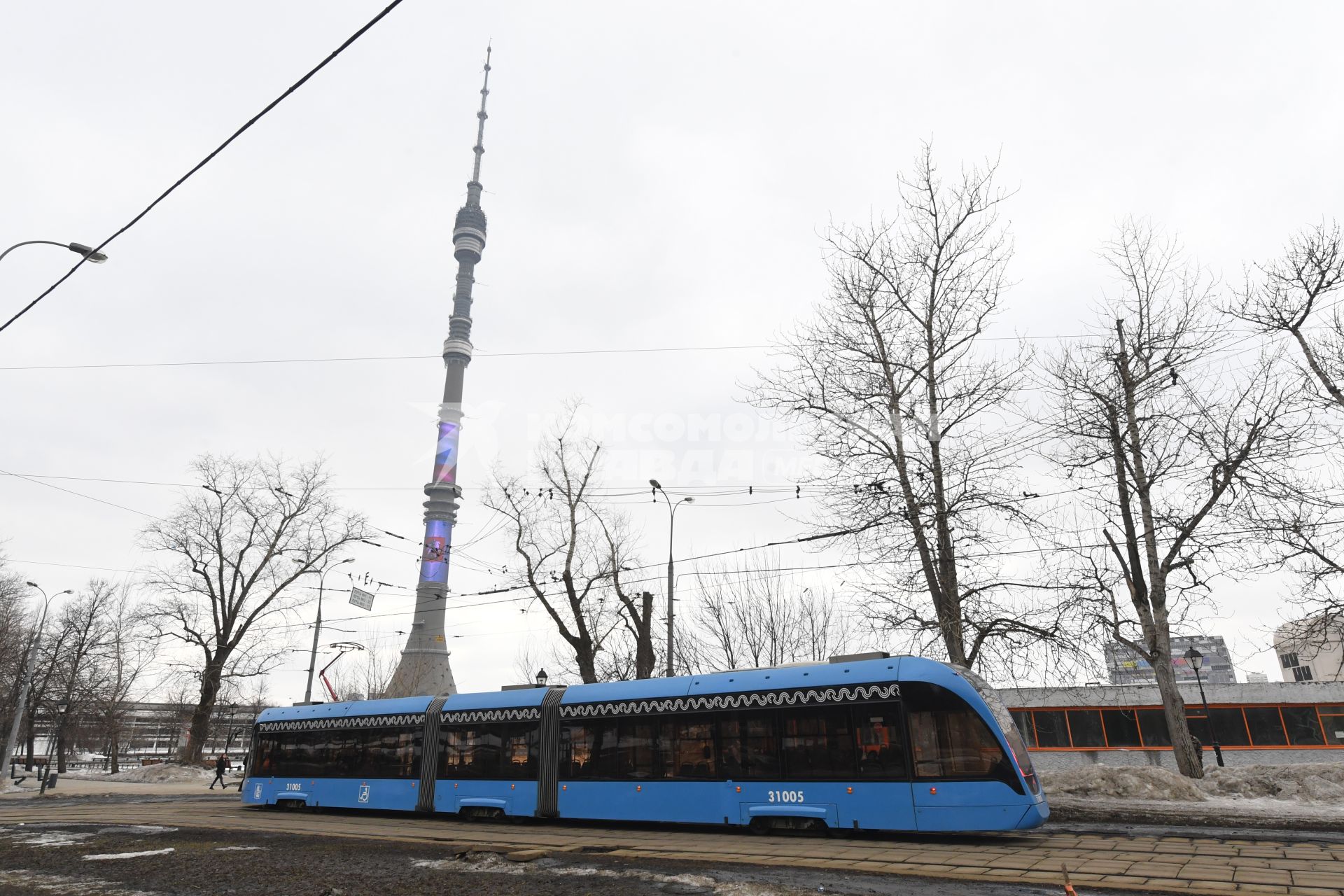 Москва. Трамвай на улице Академика Королева после завершения капитального ремонта трамвайных путей.