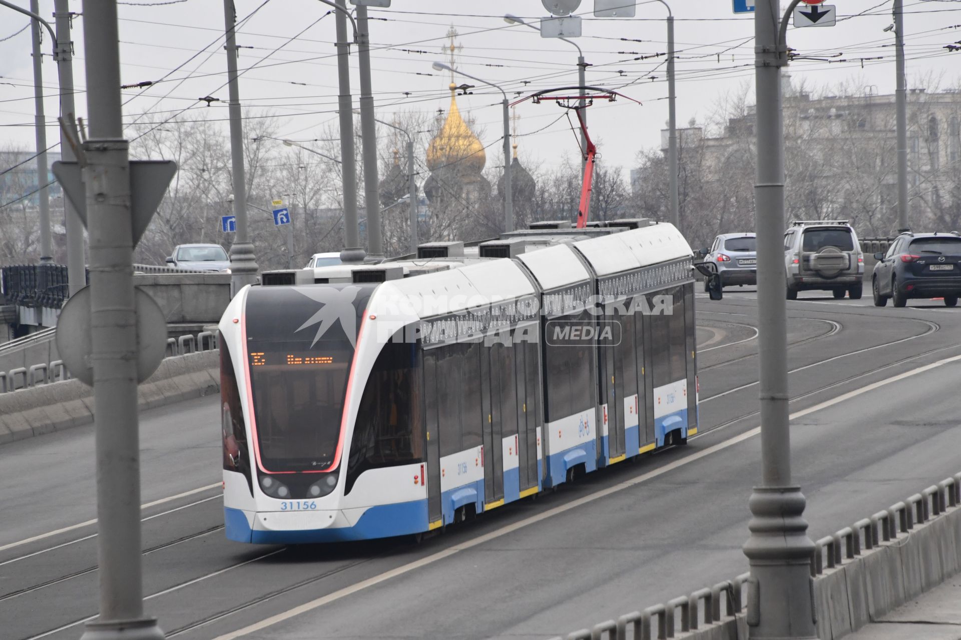 Москва. Трамвай на Новоспасском мосту после завершения капитального ремонта трамвайных путей.