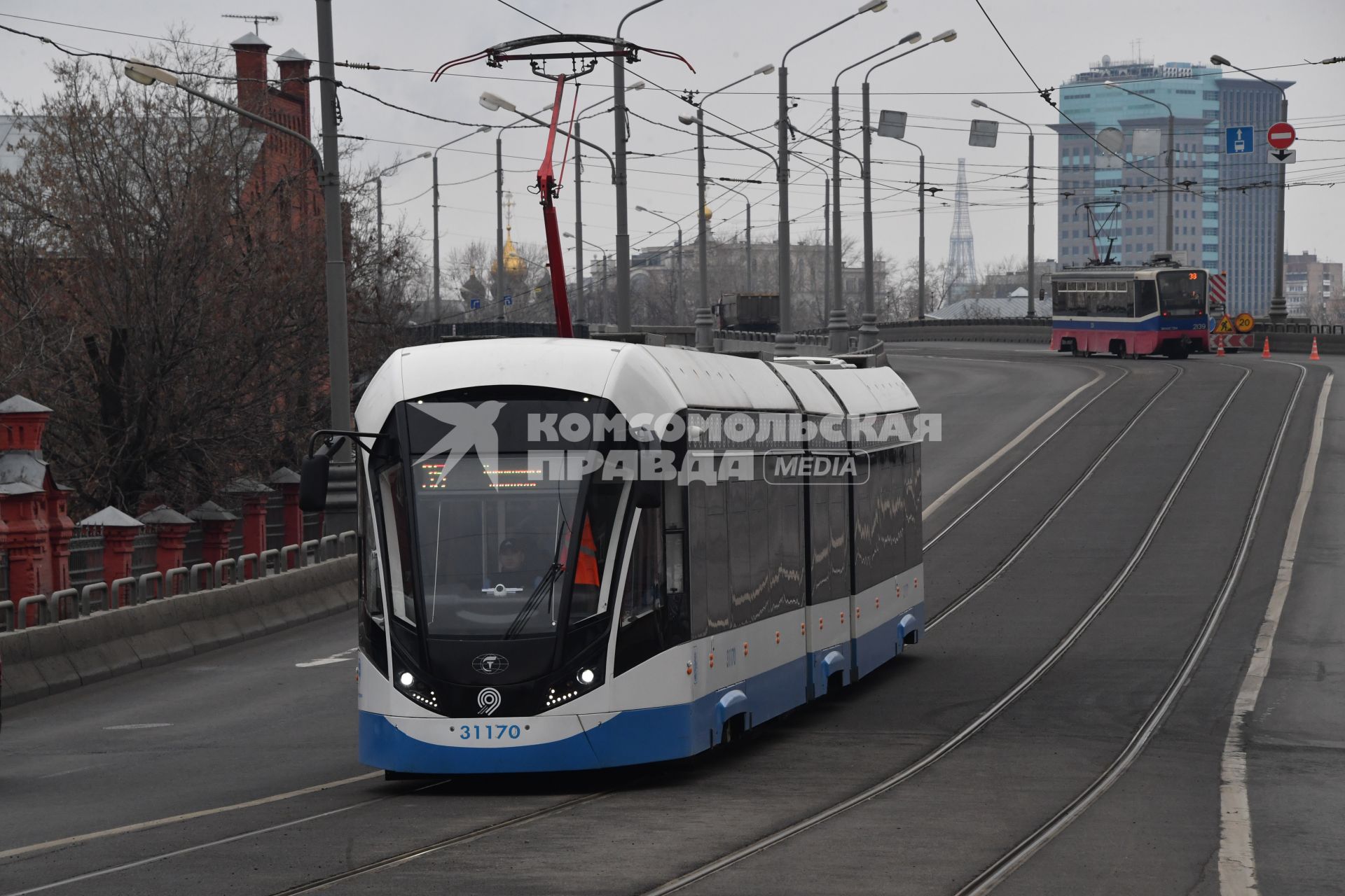 Москва. Трамвай на Новоспасском мосту после завершения капитального ремонта трамвайных путей.