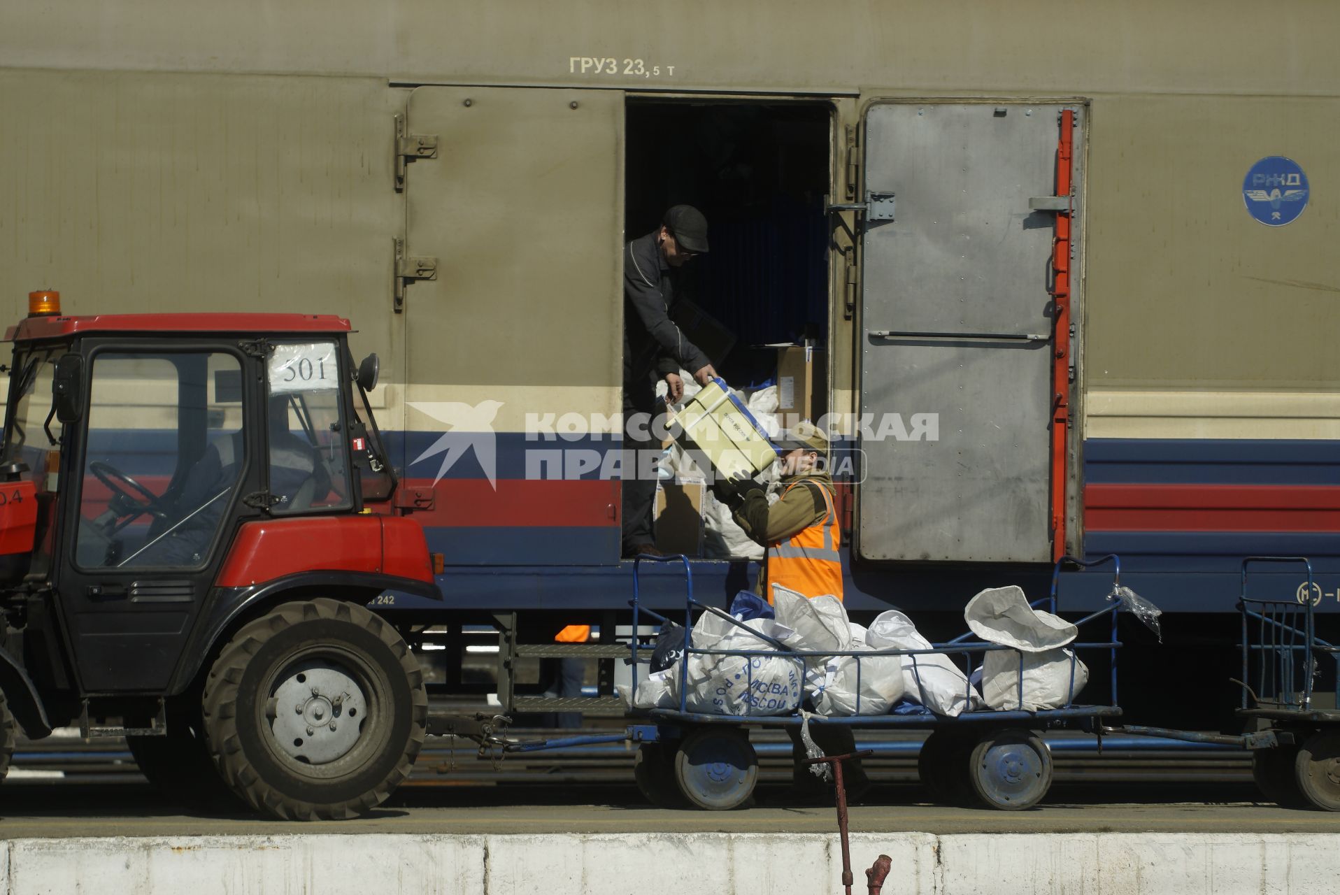 Екатеринбург. Железнодорожный вокзал. Погрузка почты в почтовый вагон