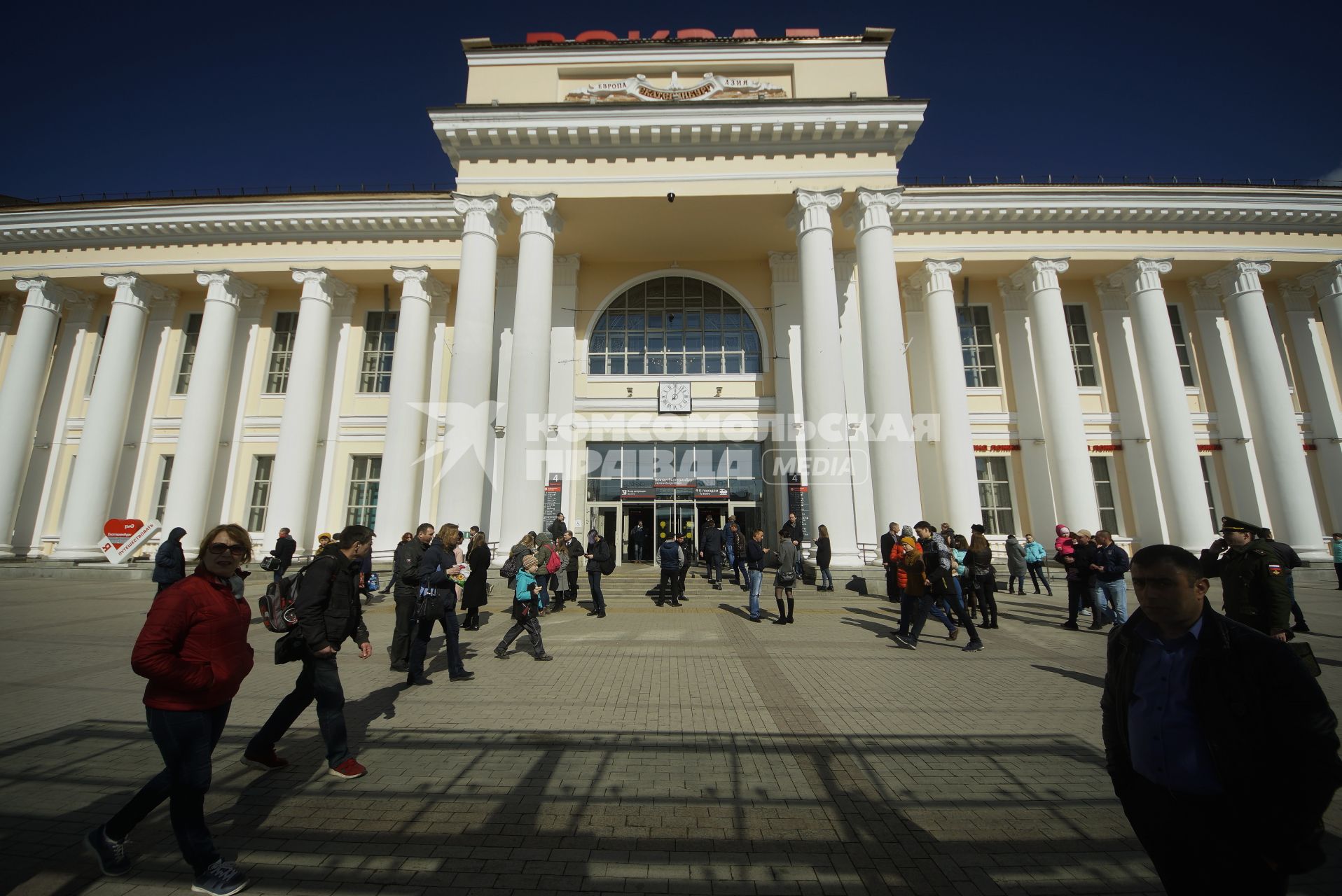 Екатеринбург. Пассажиры у железнодорожного вокзала