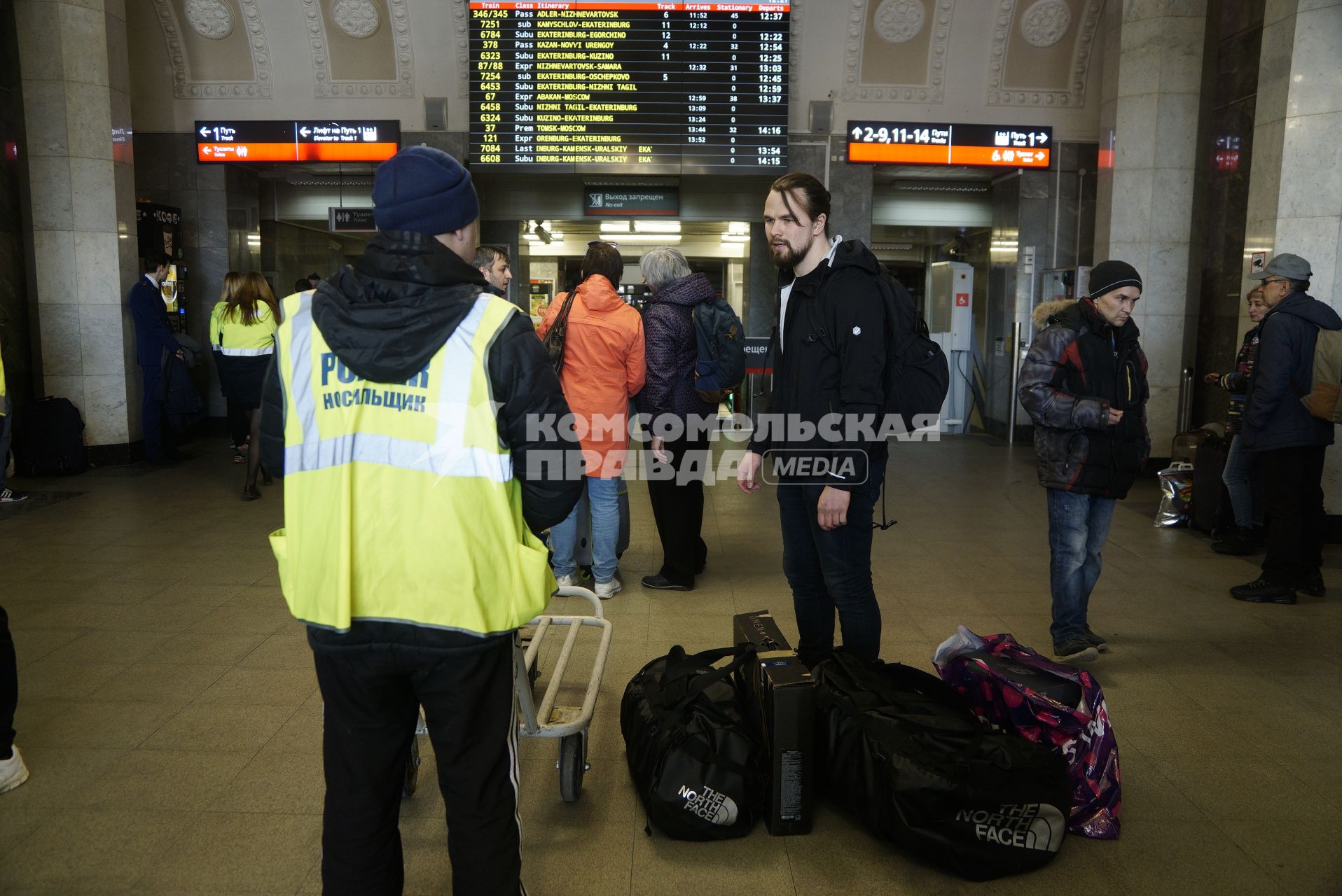 Екатеринбург. Носильщик в зале ожидания  железнодорожного вокзала