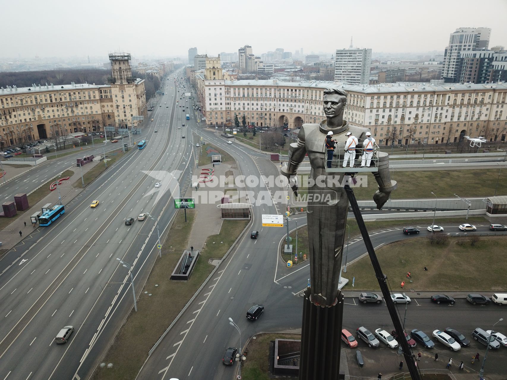 Москва.  Сотрудники коммунальных служб моют памятник космонавту Юрию Гагарину на Ленинском проспекте.