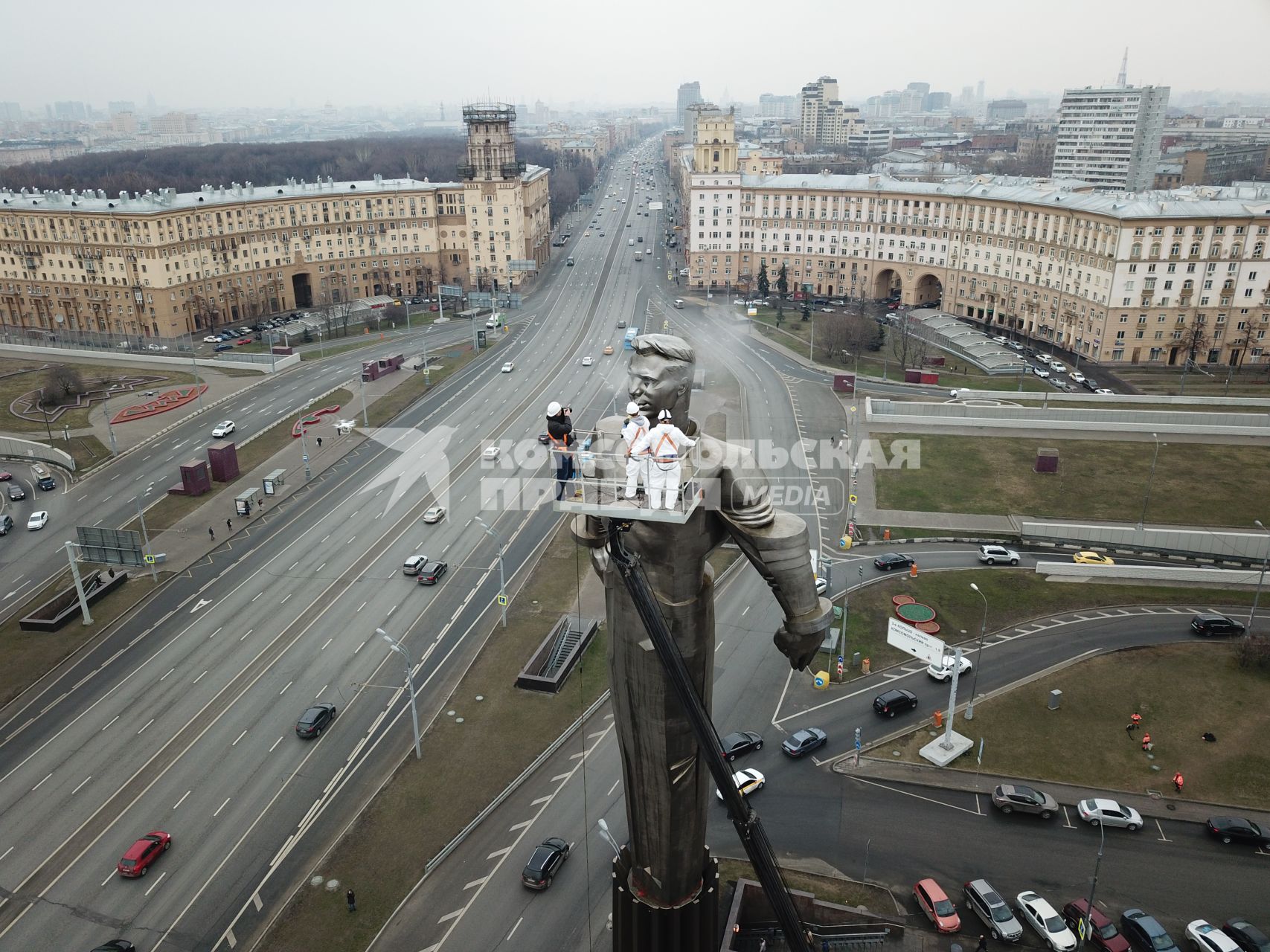 Москва.  Сотрудники коммунальных служб моют памятник космонавту Юрию Гагарину на Ленинском проспекте.