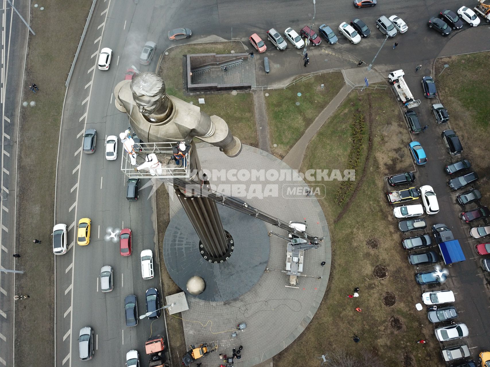 Москва.  Сотрудники коммунальных служб моют памятник космонавту Юрию Гагарину на Ленинском проспекте.