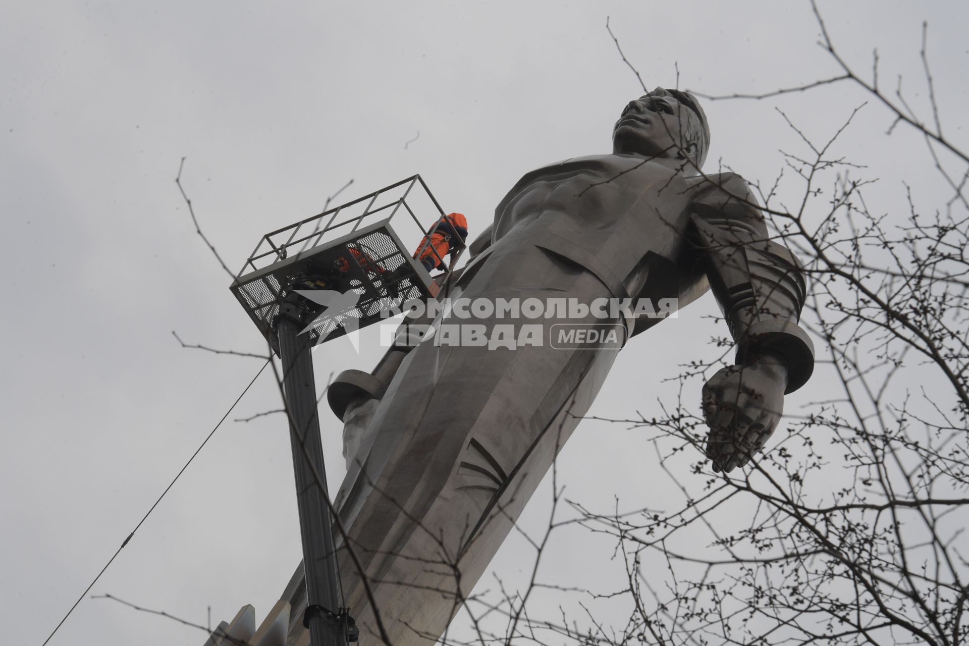 Москва.  Сотрудники коммунальных служб моют памятник космонавту Юрию Гагарину на Ленинском проспекте.