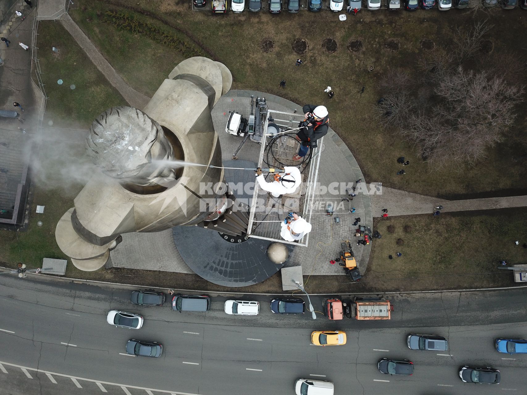 Москва.  Сотрудники коммунальных служб моют памятник космонавту Юрию Гагарину на Ленинском проспекте.