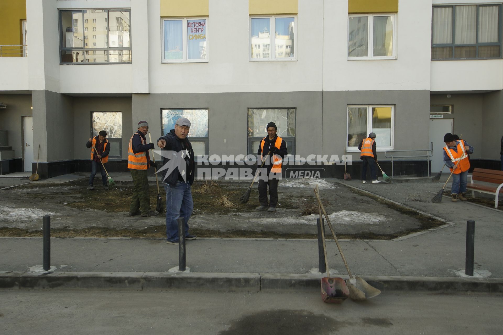 Екатеринбург. Взрыв в жилом доме на улице Мехренцева 46. Дворники собирают осколки выбирых стекол