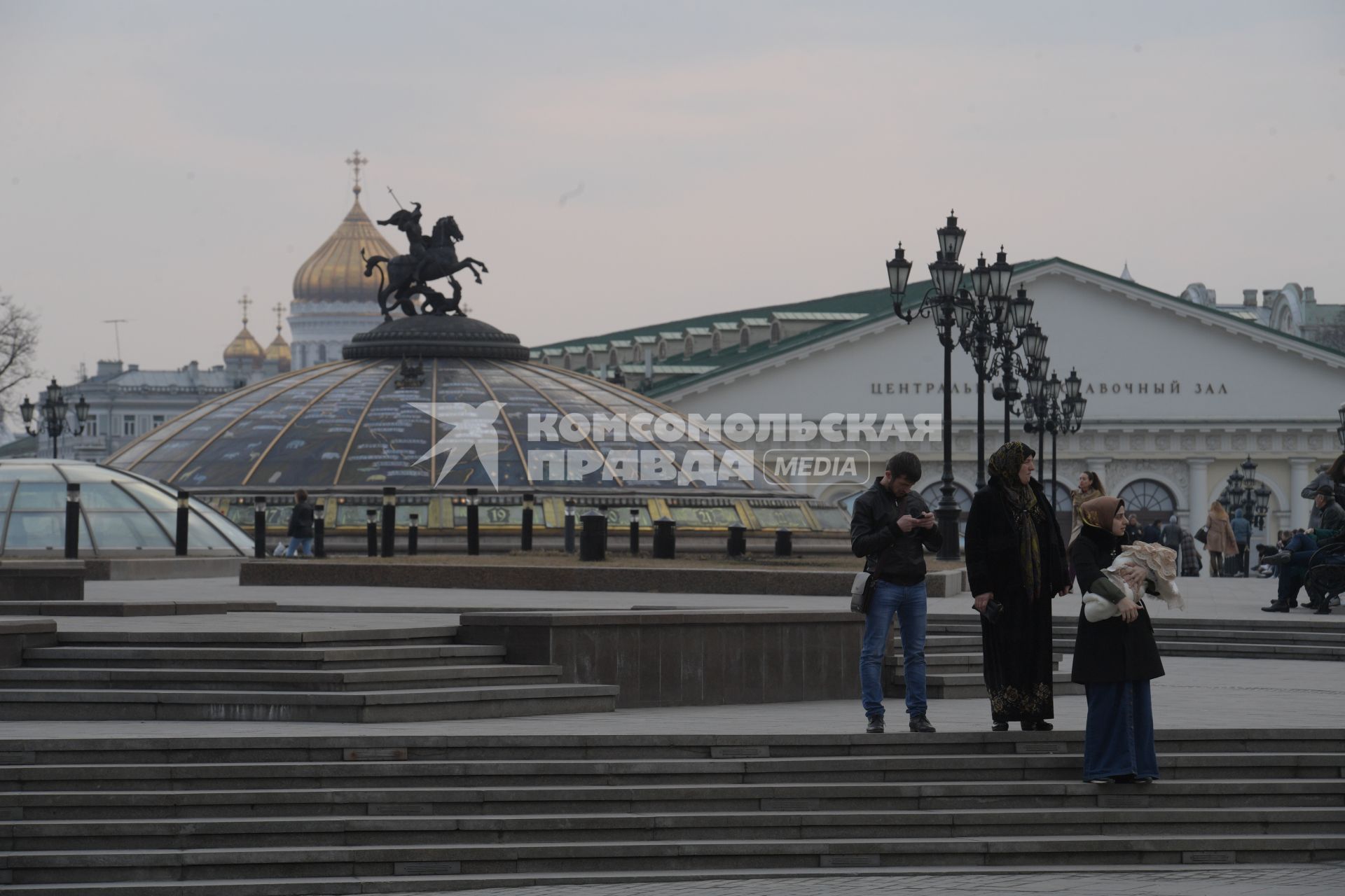 Москва.  Прохожие на Манежной площади.