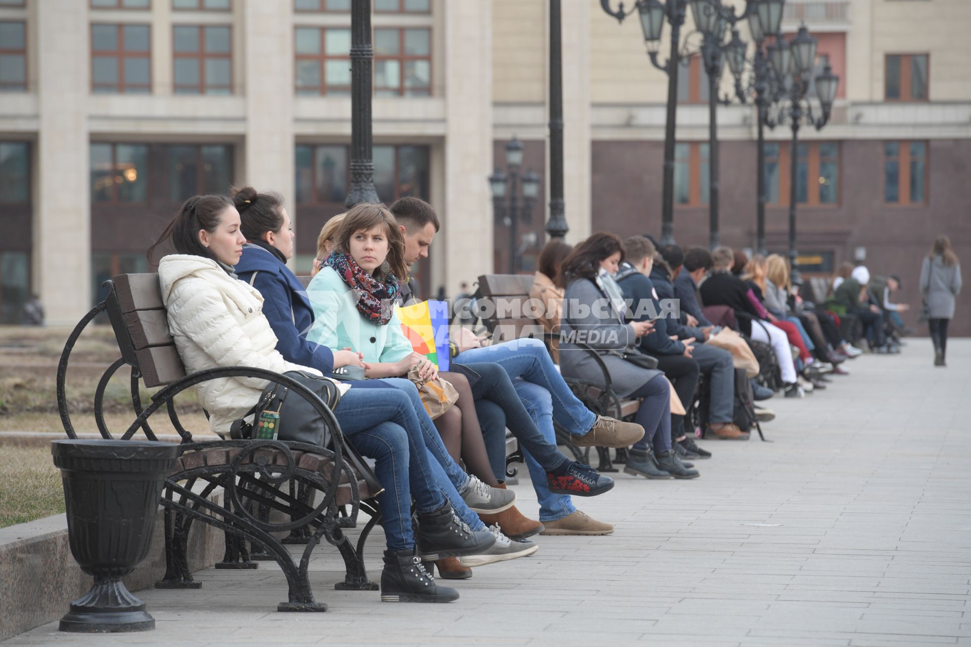 Москва.  Горожане отдыхают на скамейках.