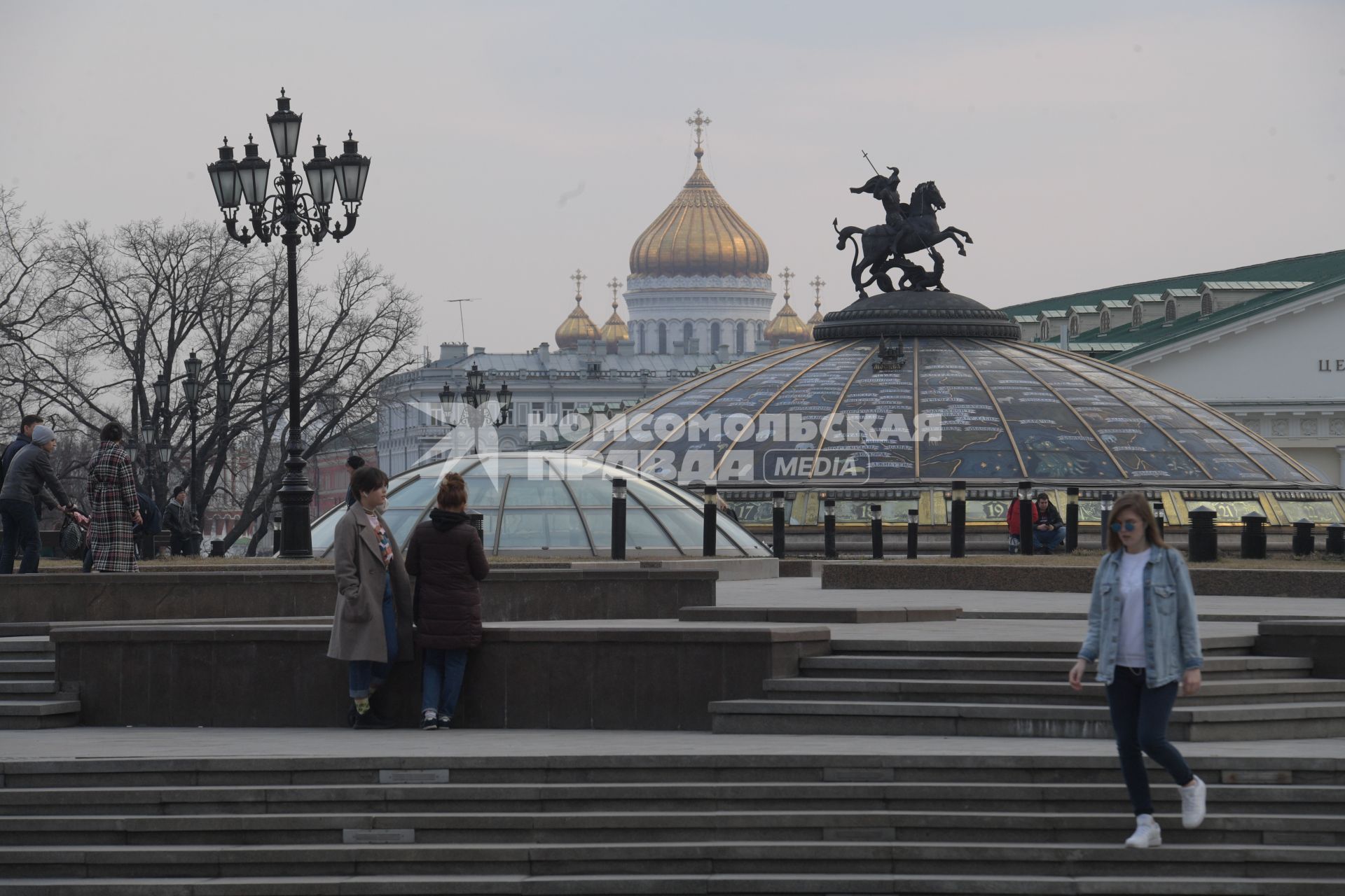 Москва.  Прохожие на Манежной площади.