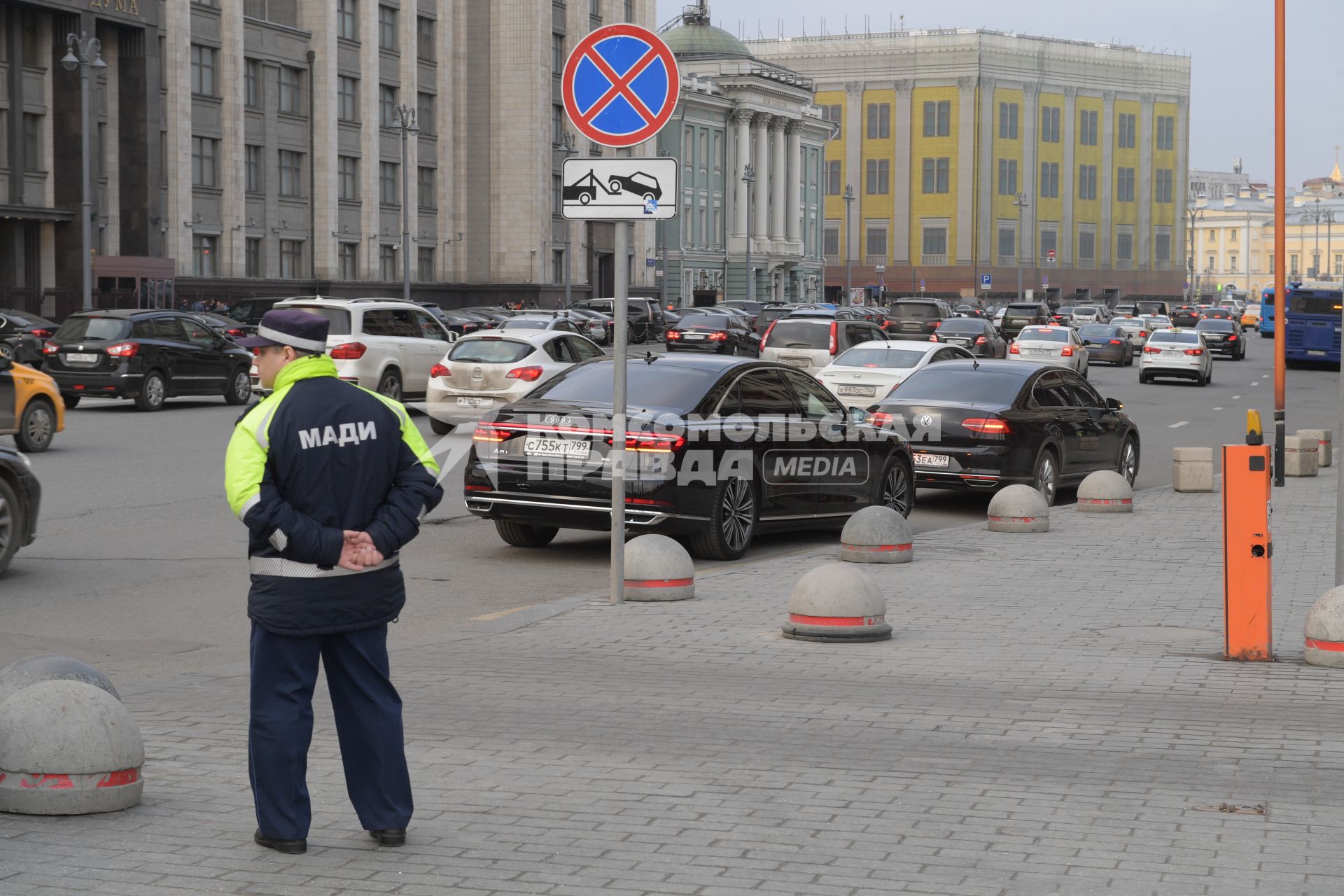 Москва.  Сотрудник МАДИ на  улице Охотный ряд.