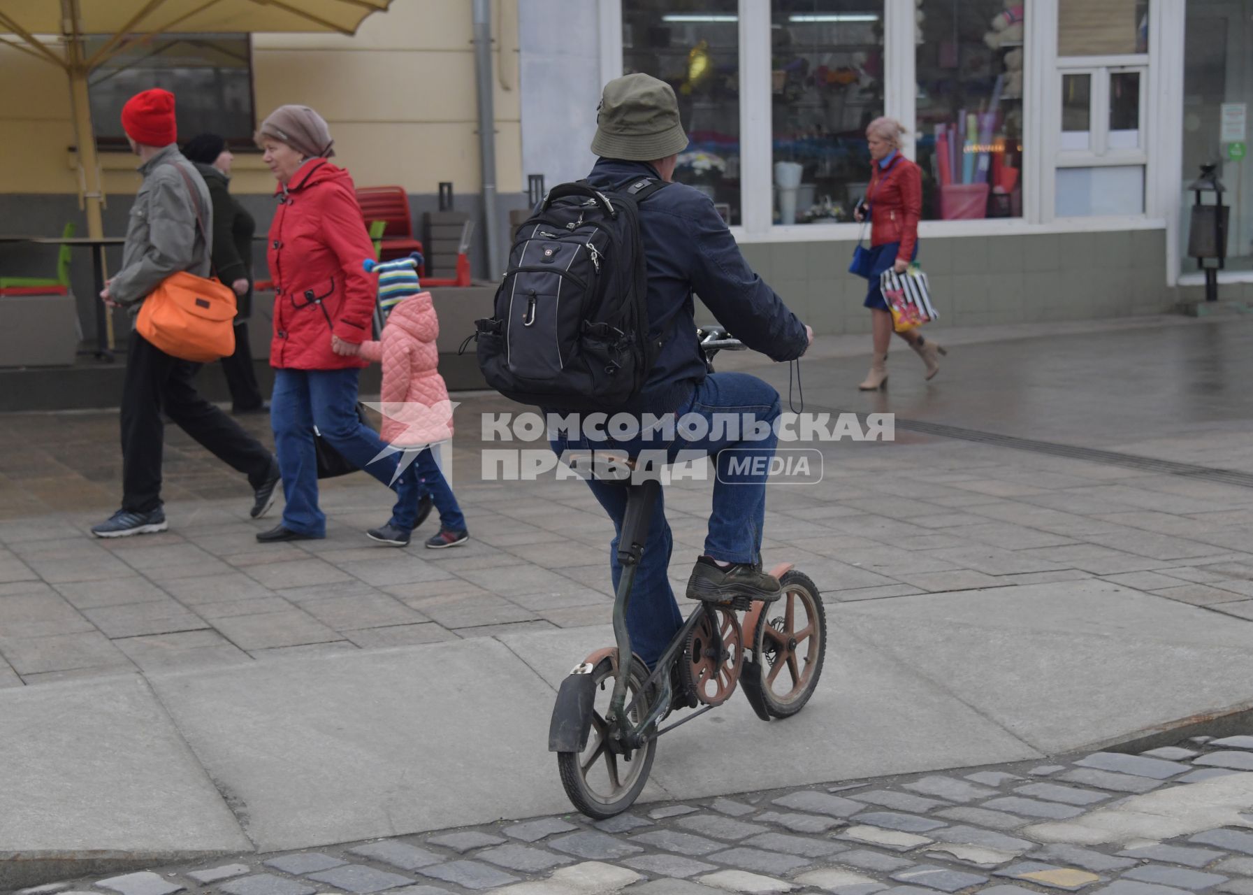 Москва.  Мужчина на велосипеде на одной из улиц города.