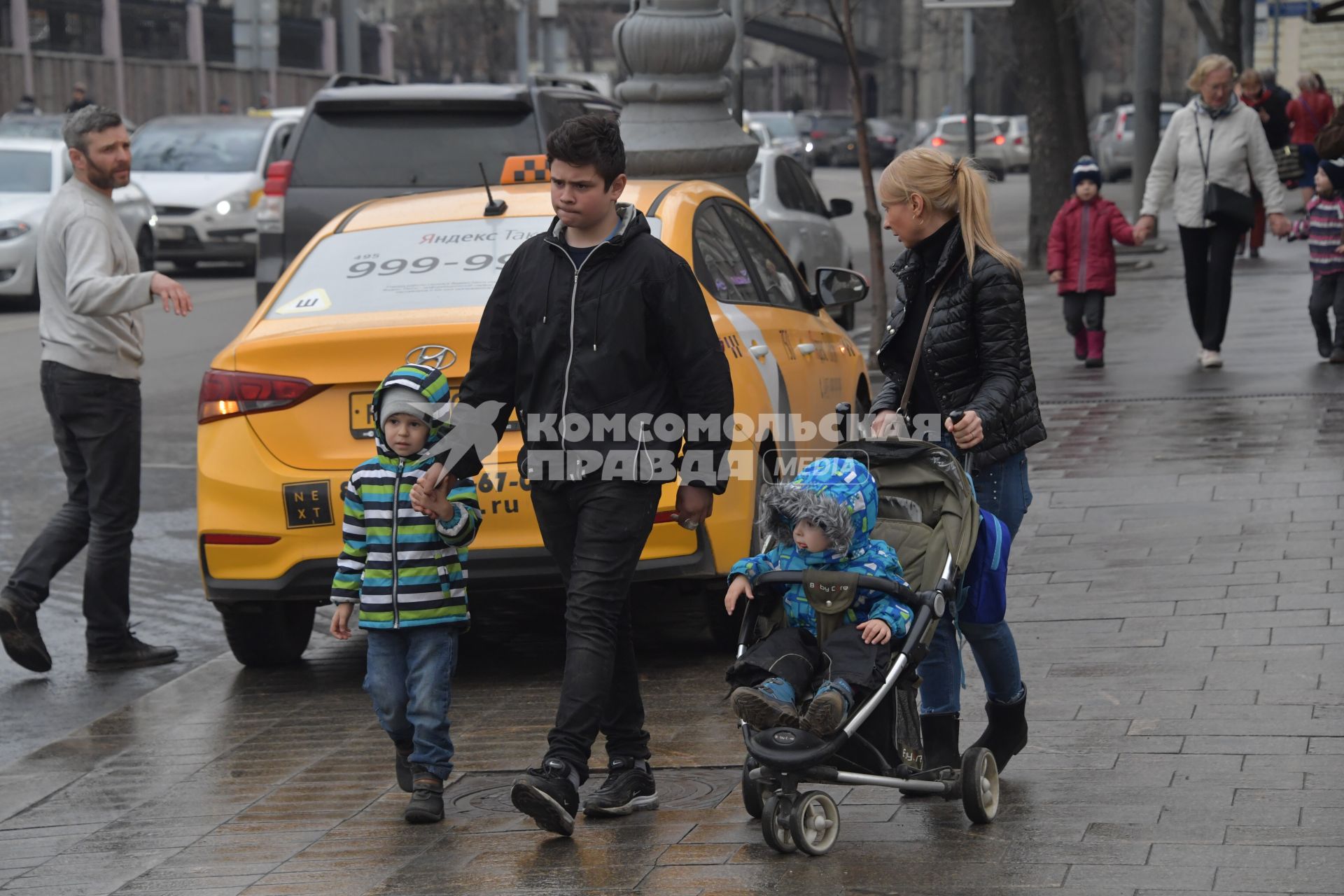 Москва.  Женщина с детьми на улице города.